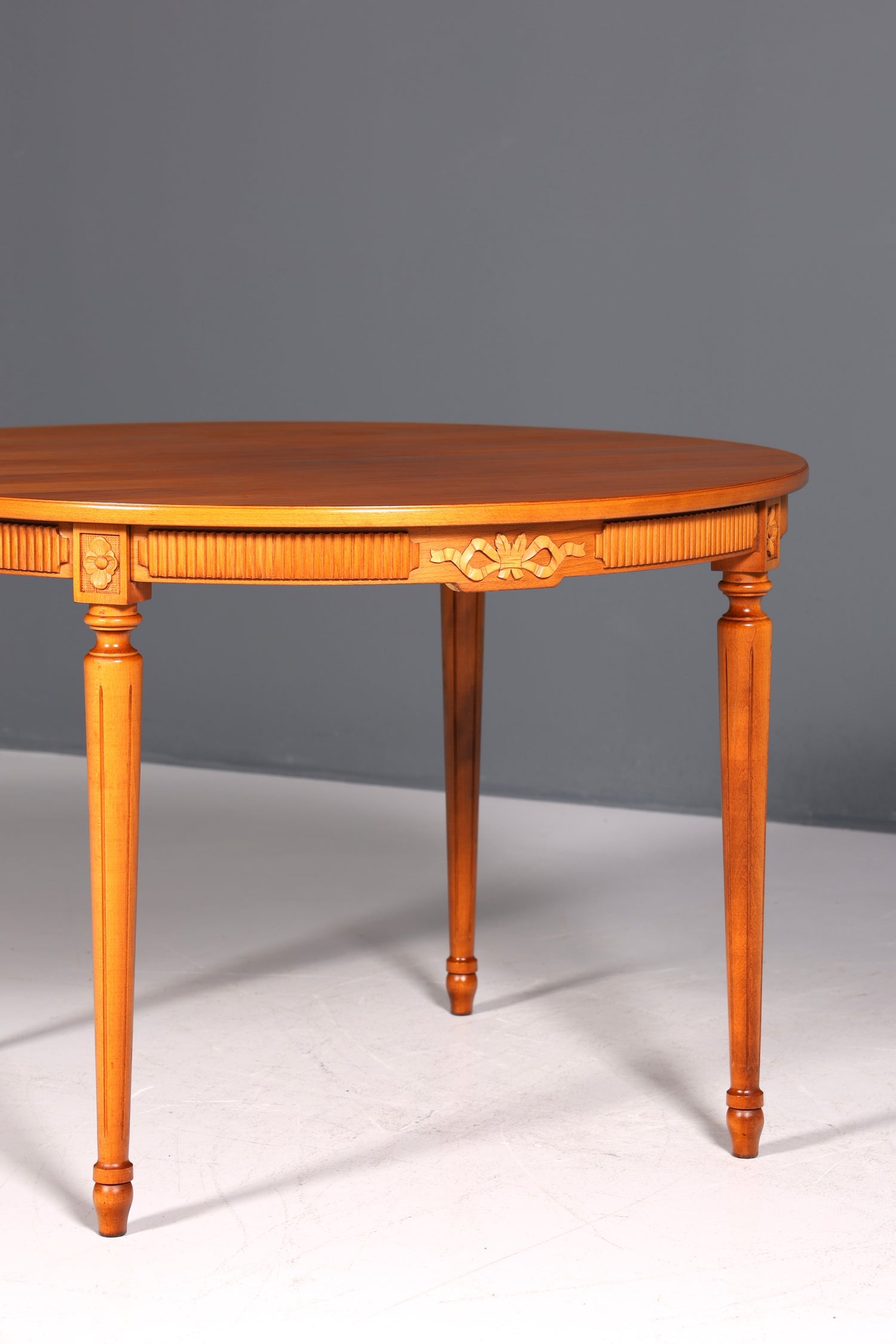 Belle table de cuisine extensible de style gustavien, table de salle à manger en if de style ancien