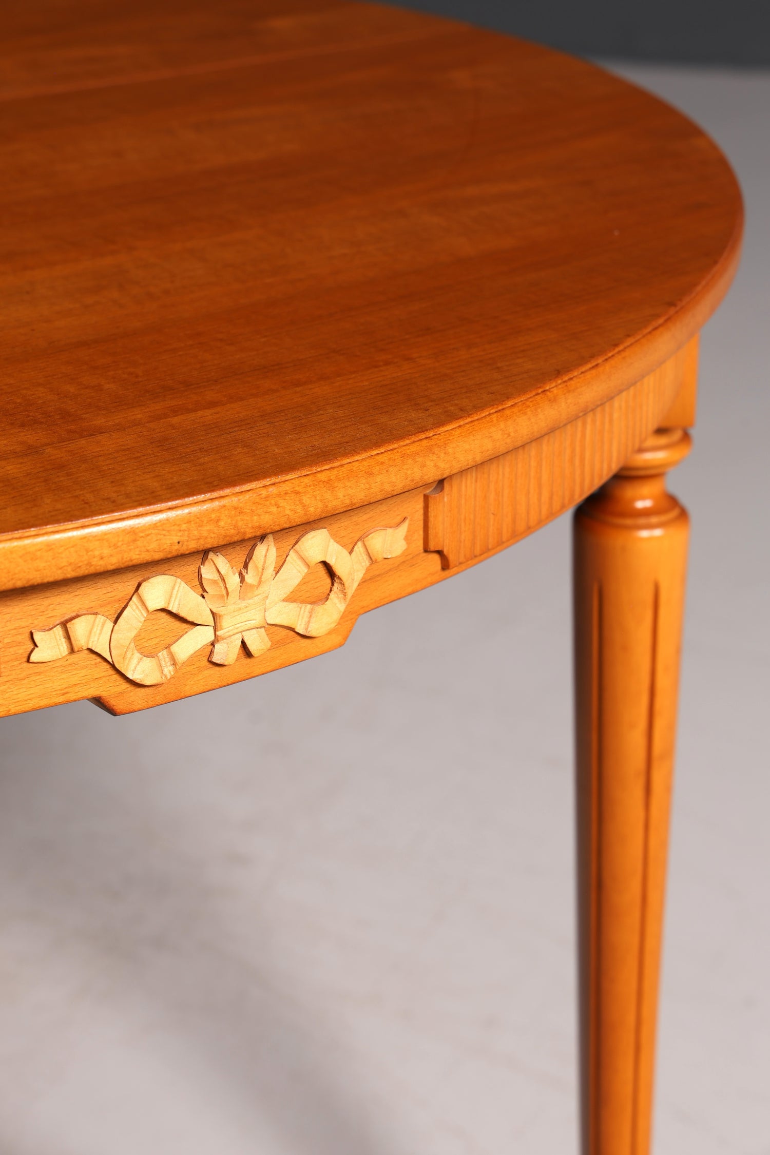 Belle table de cuisine extensible de style gustavien, table de salle à manger en if de style ancien