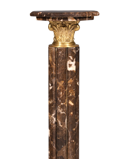 Hauptstadt Möblerei Barock Marmorsäule im Louis XV Stil mit goldenem Kapitell und braunem Naturstein
