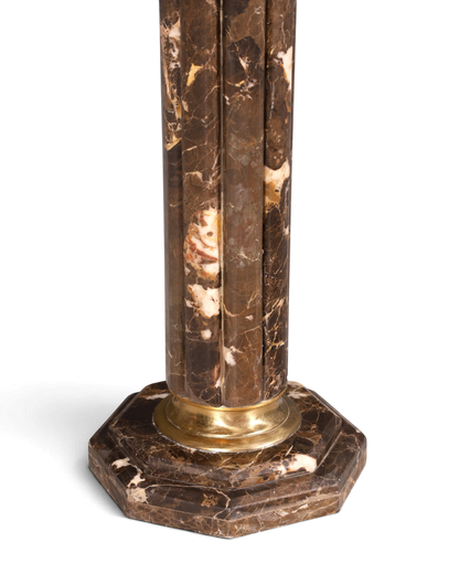 Hauptstadt Möblerei Barock Marmorsäule im Louis XV Stil mit braunem Naturstein und goldenem Sockeldetail
