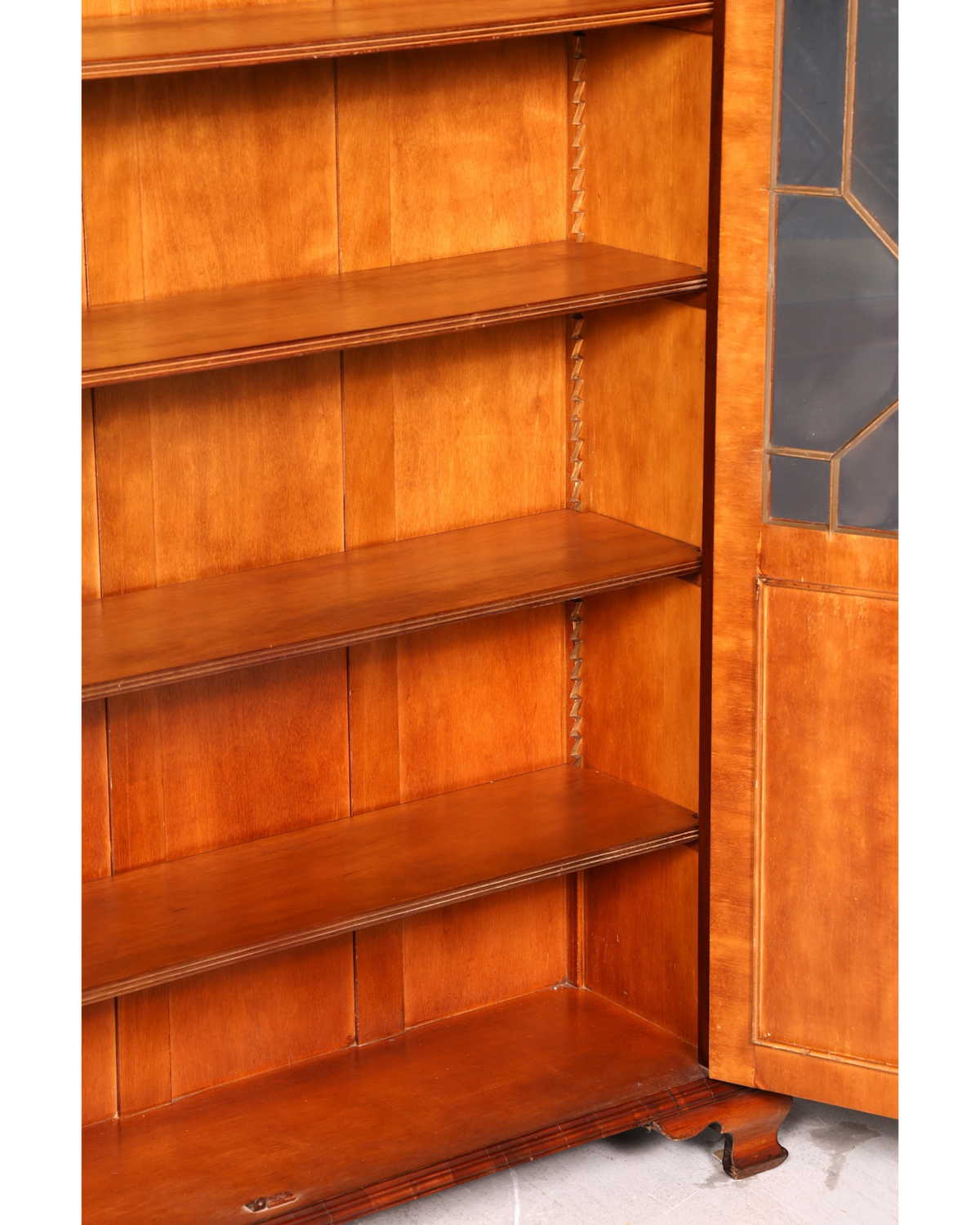 Hauptstadt Möblerei Bevan Funnell Bücherschrank aus Eibe mit höhenverstellbaren Regalböden und verglaster Tür