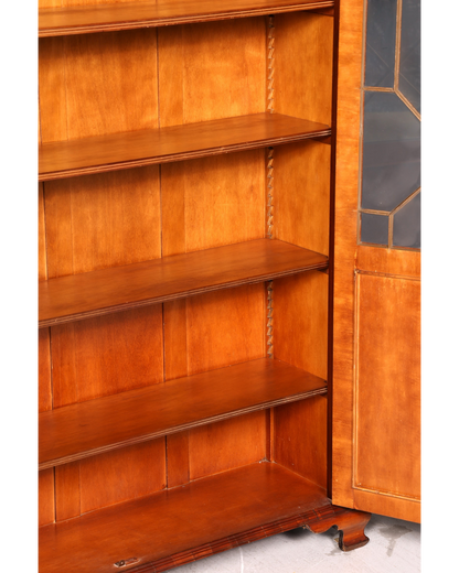 Hauptstadt Möblerei Bevan Funnell Bücherschrank aus Eibe mit höhenverstellbaren Regalböden und verglaster Tür