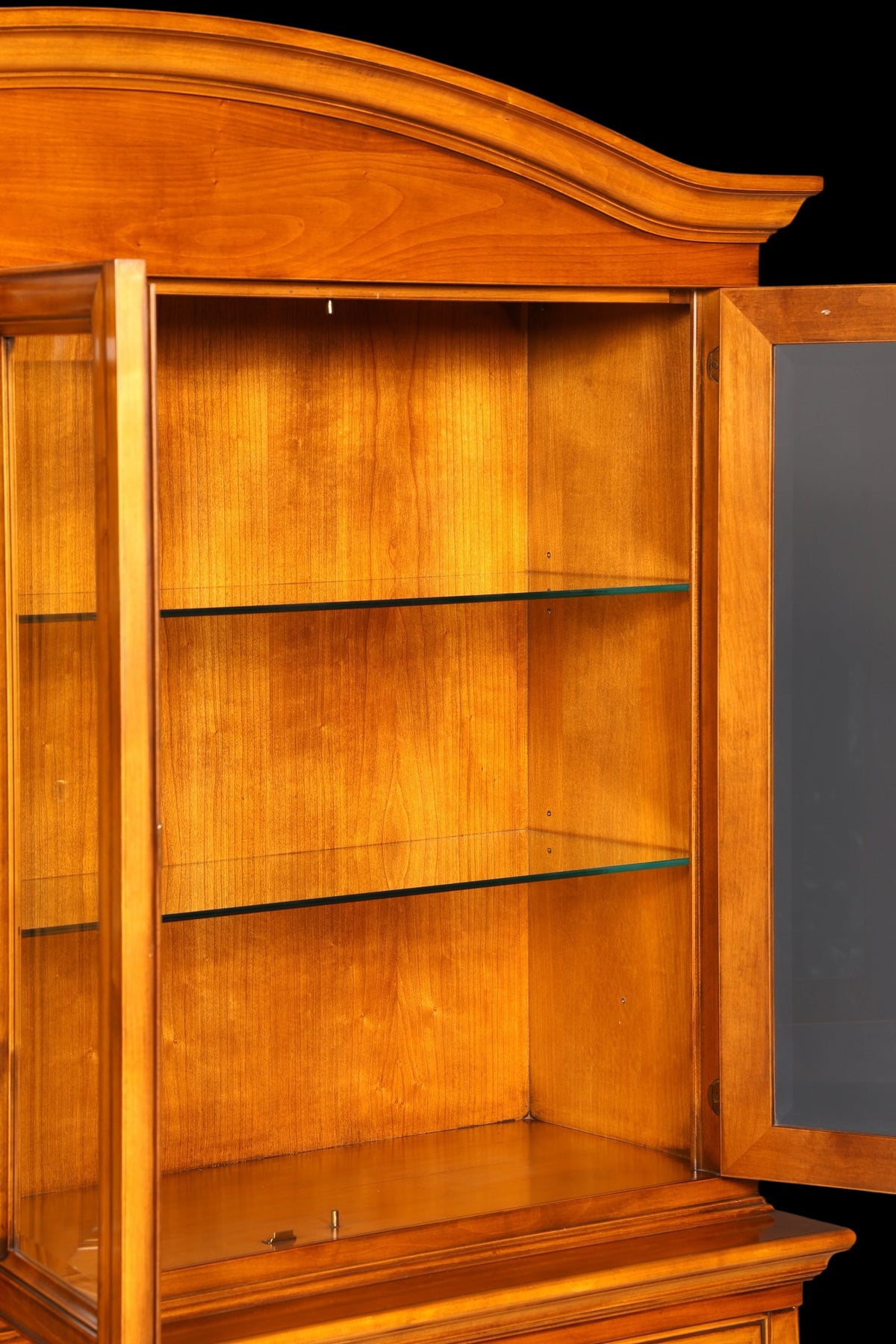Hauptstadt Möblerei Original Selva Vitrine aus Kirschholz mit Glasböden im eleganten italienischen Antik-Stil
