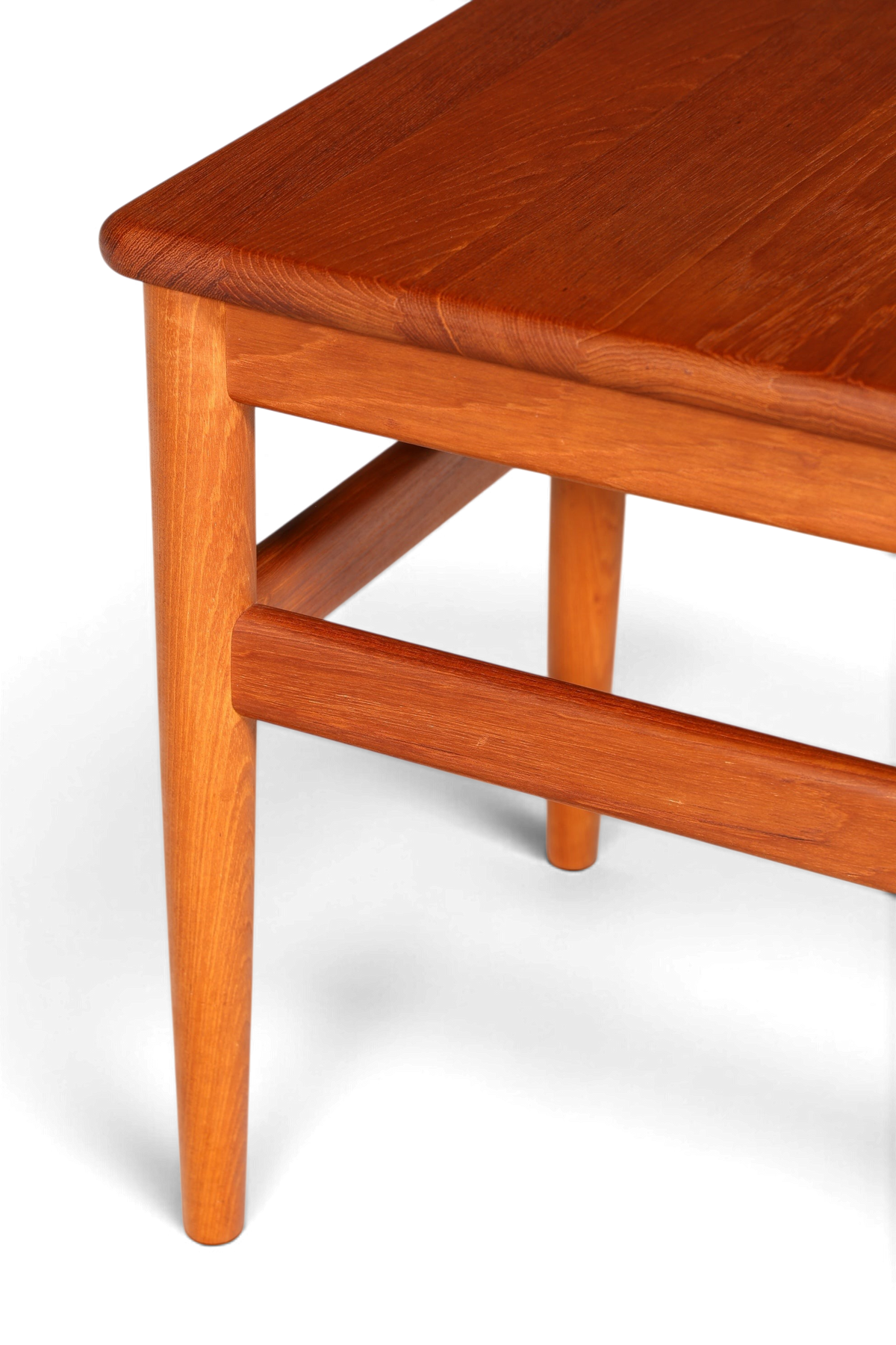 Hauptstadt Möblerei Mid-Century Beistelltisch aus warmem Teakholz im dänischen Design mit konischen Beinen