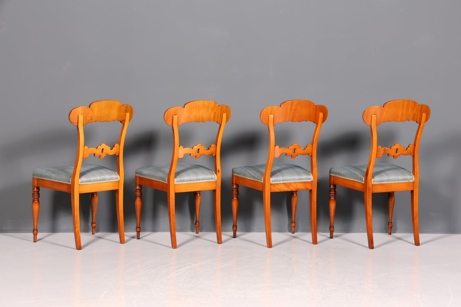 Ensemble de 4 chaises anciennes de style Biedermeier, style Louis Philippe, pour cuisine ou salle à manger.