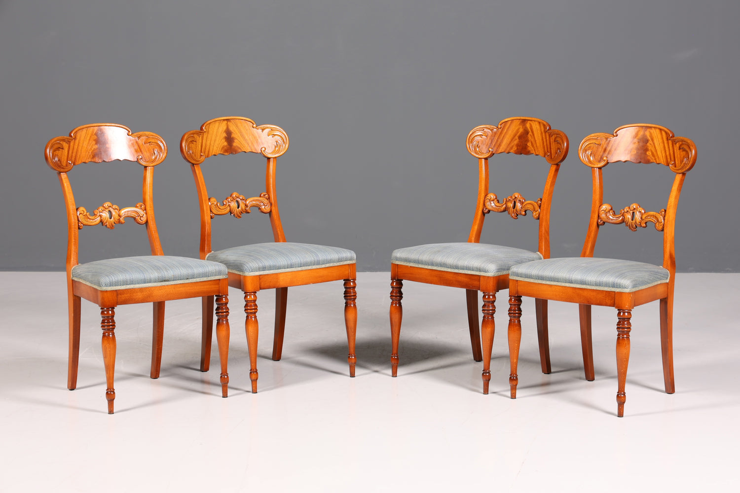 Ensemble de 4 chaises anciennes de style Biedermeier, style Louis Philippe, pour cuisine ou salle à manger.
