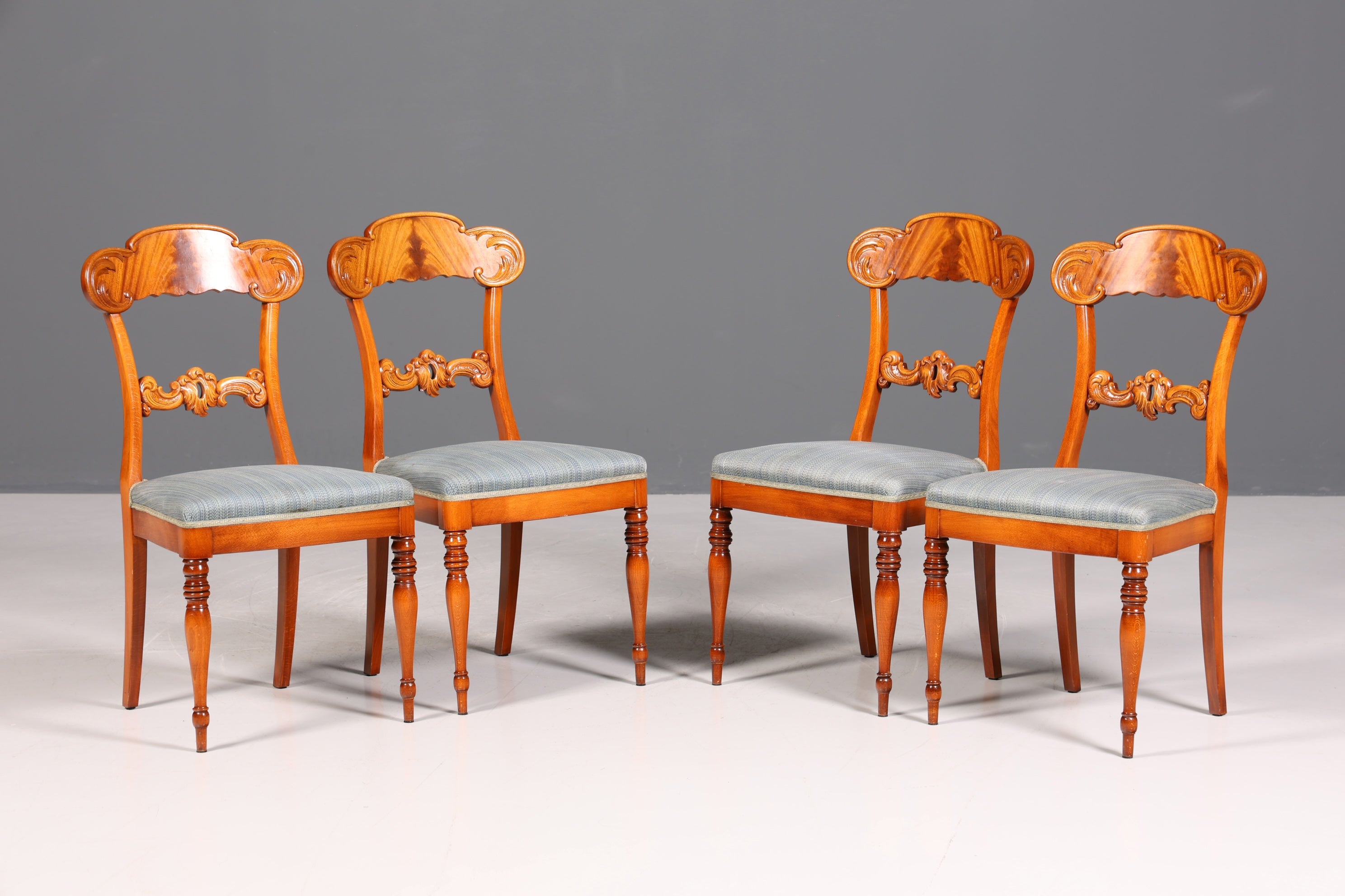 Ensemble de 4 chaises anciennes de style Biedermeier, style Louis Philippe, pour cuisine ou salle à manger.