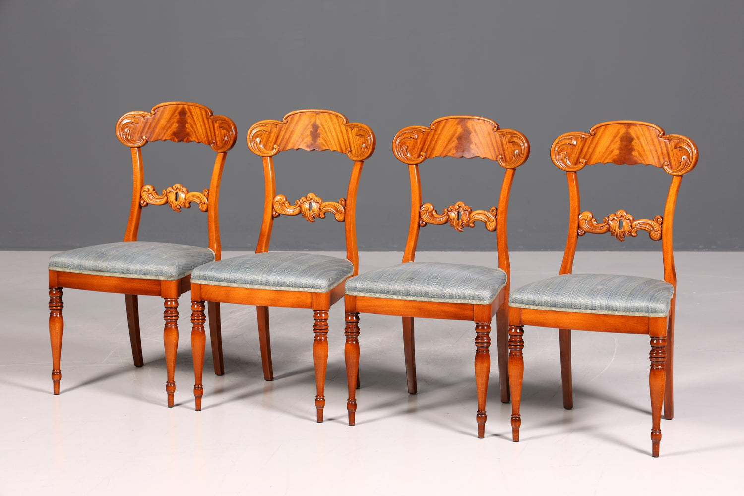 Ensemble de 4 chaises anciennes de style Biedermeier, style Louis Philippe, pour cuisine ou salle à manger.
