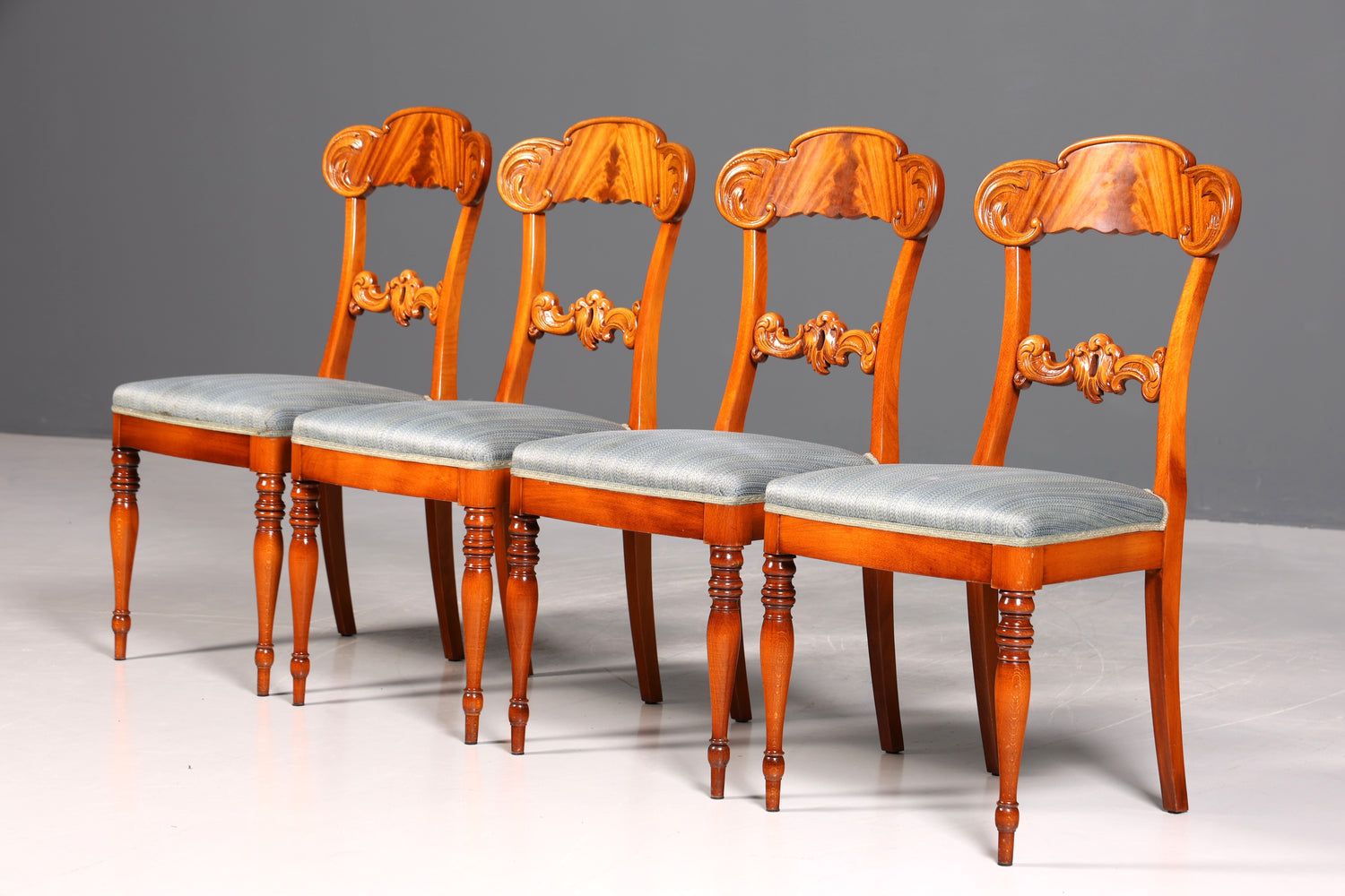 Ensemble de 4 chaises anciennes de style Biedermeier, style Louis Philippe, pour cuisine ou salle à manger.