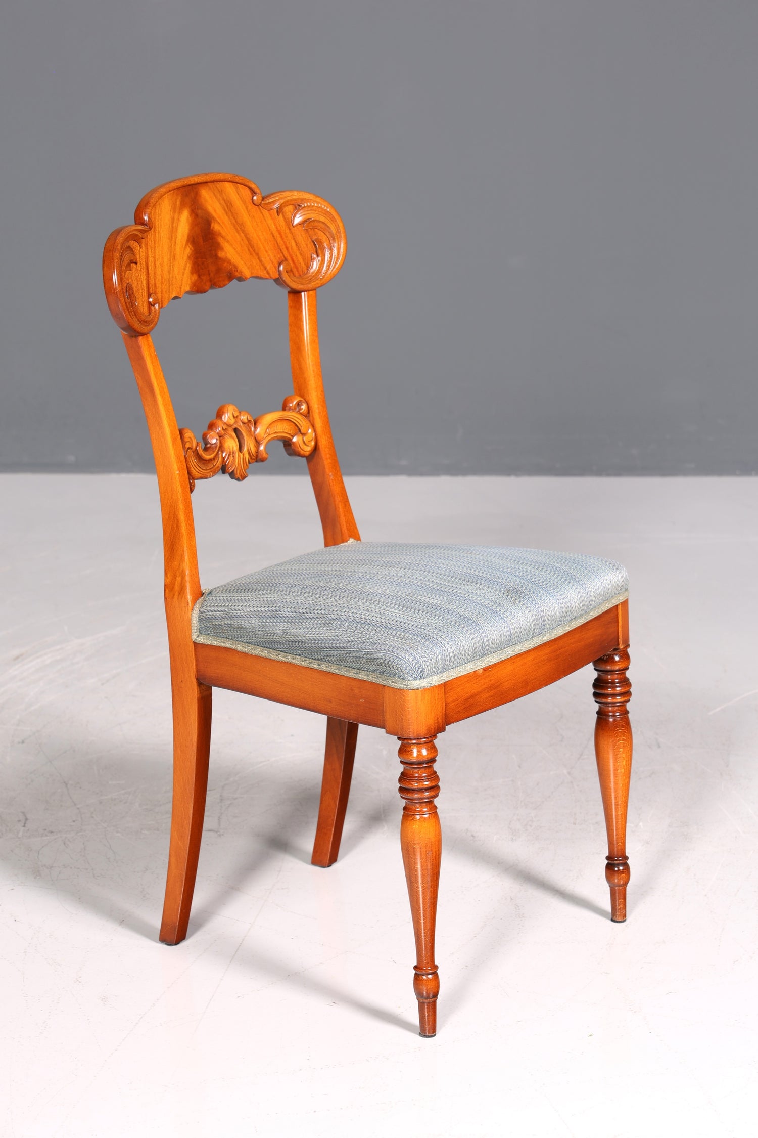 Ensemble de 4 chaises anciennes de style Biedermeier, style Louis Philippe, pour cuisine ou salle à manger.