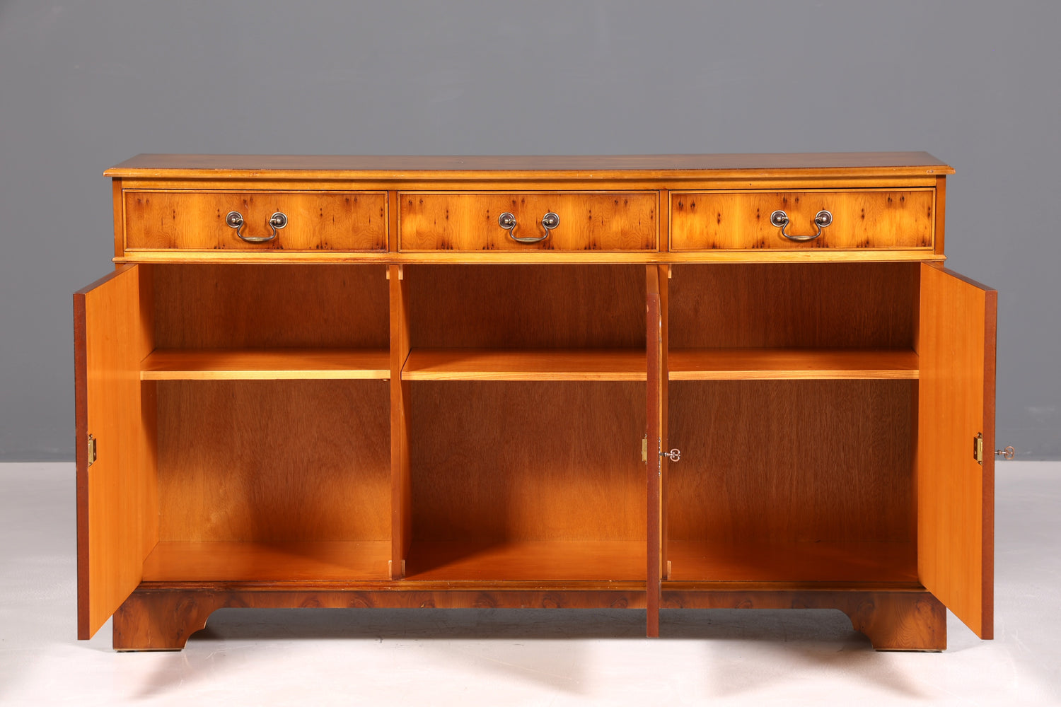 Magnifique buffet anglais, meuble ancien des années 1960, commode