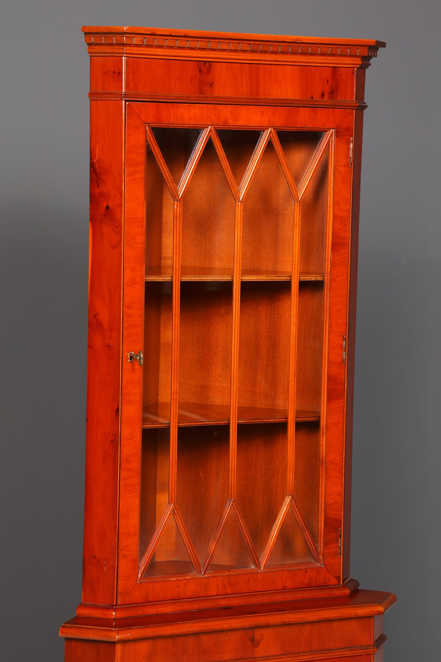 Wunderschöne Englische Eckvitrine Eibe 60er Echt Holz Schrank Eckschrank Glasvitrine Vitrine Vintage