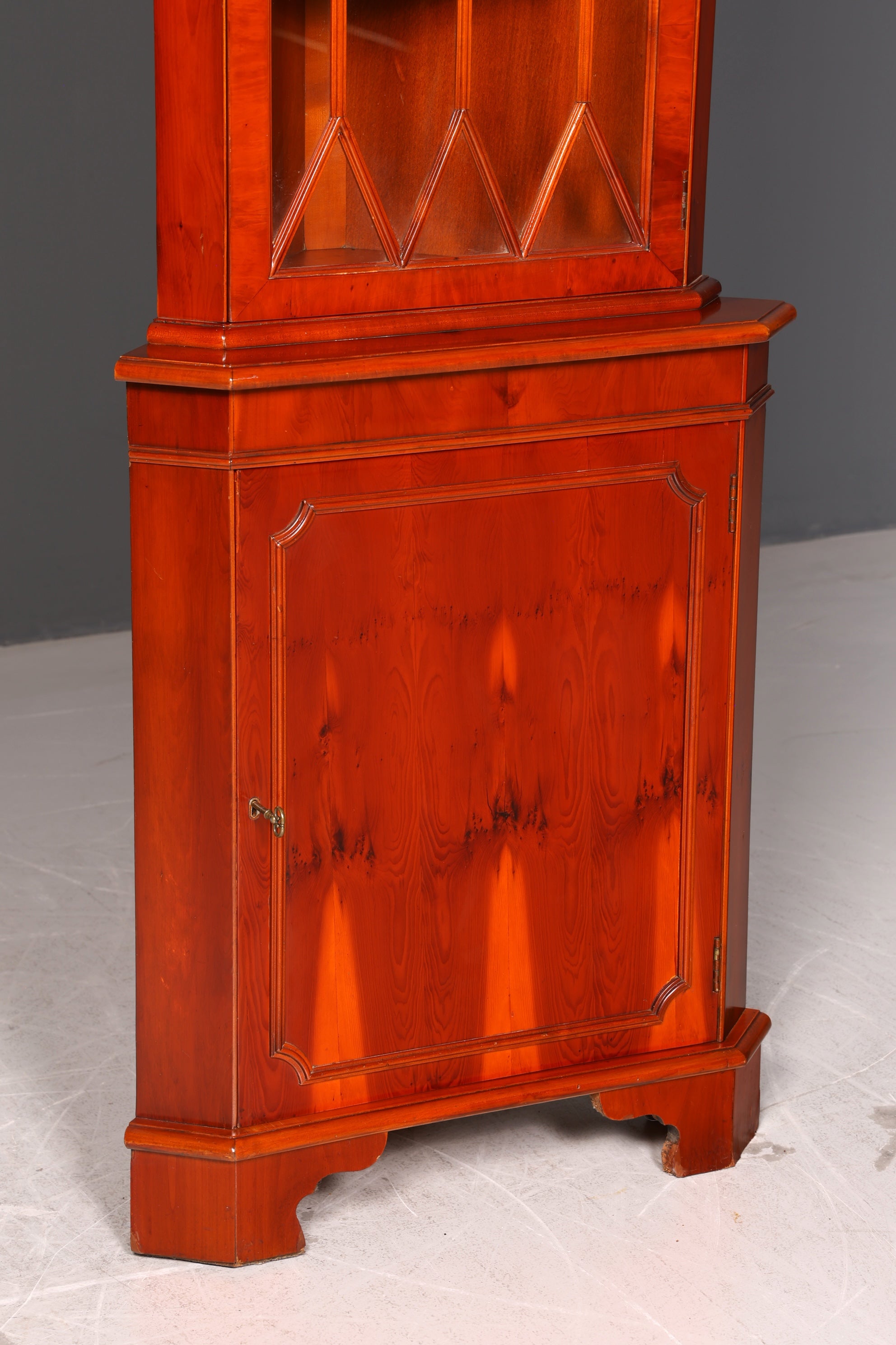 Wunderschöne Englische Eckvitrine Eibe 60er Echt Holz Schrank Eckschrank Glasvitrine Vitrine Vintage