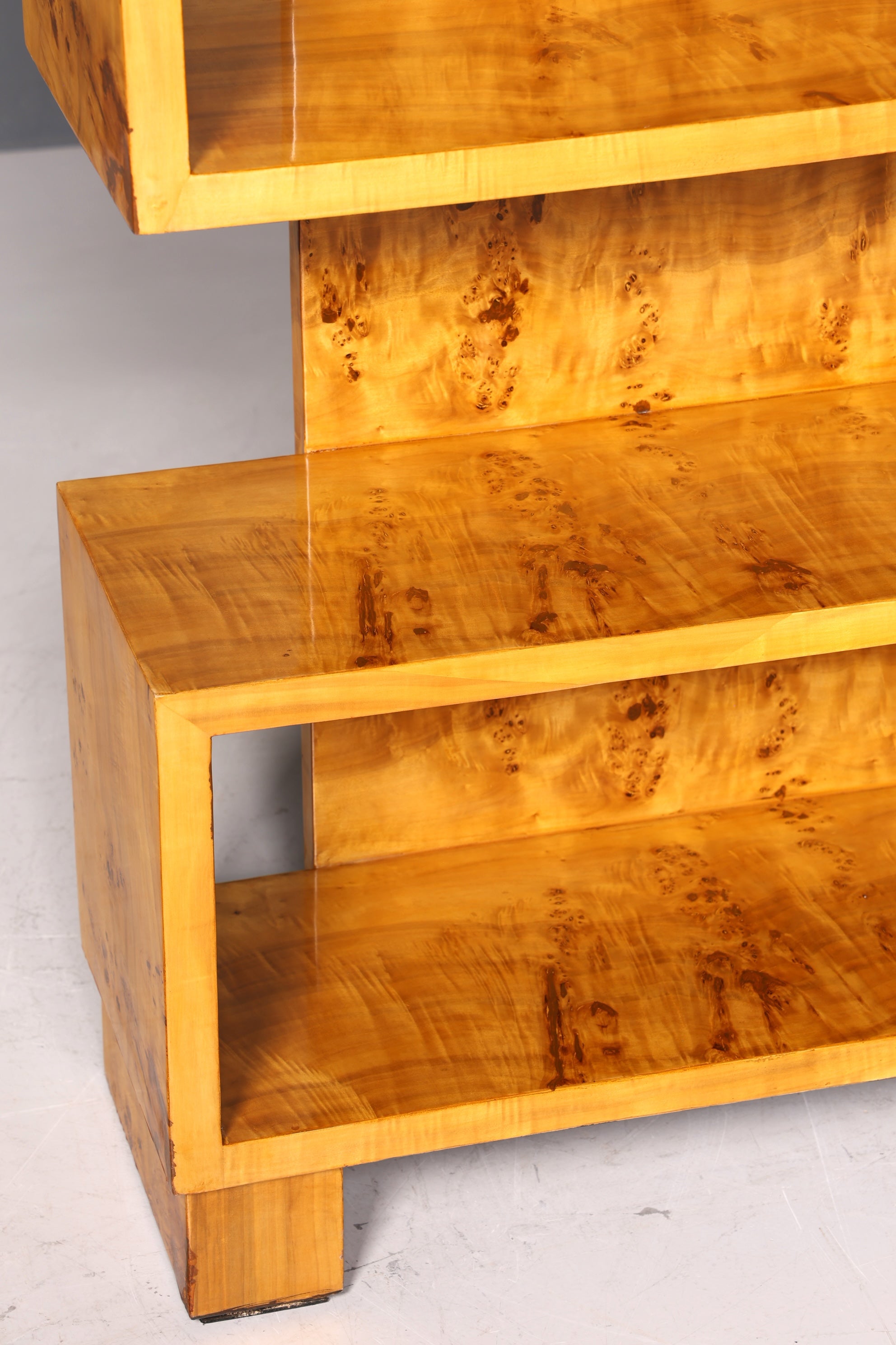 Bibliothèque en bouleau de style Art Déco onirique, meuble de luxe, étagère culte.