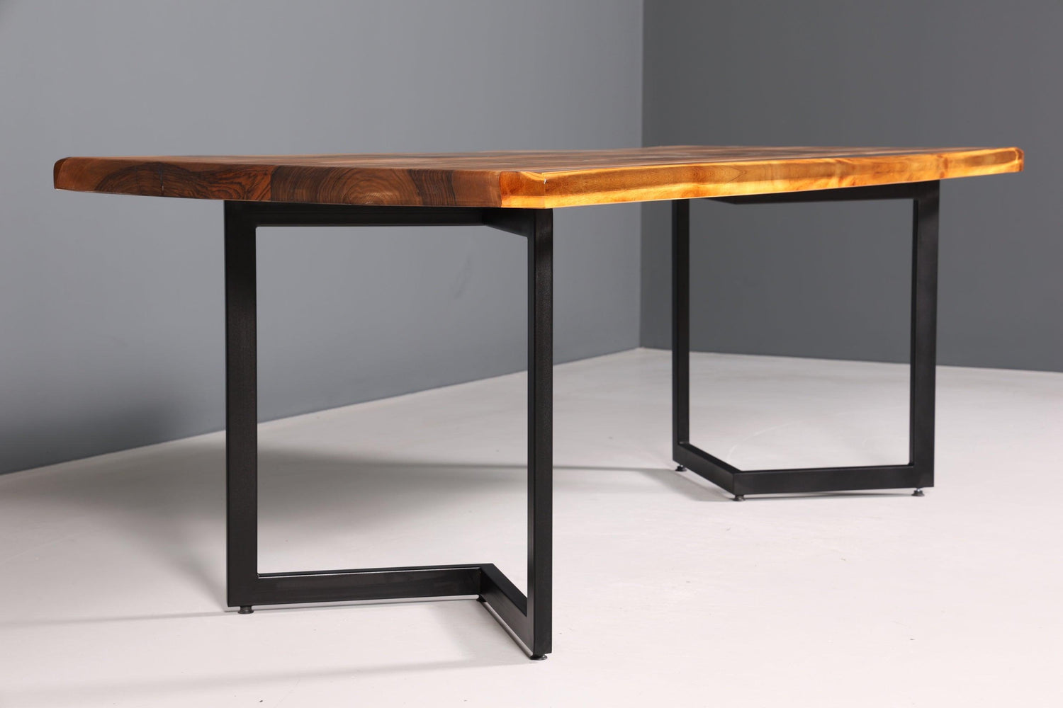 Beeindruckender Nussbaum Tisch 220cm-90cm Esszimmer Tisch Baumkanten Platte massiv Holz Küchentisch