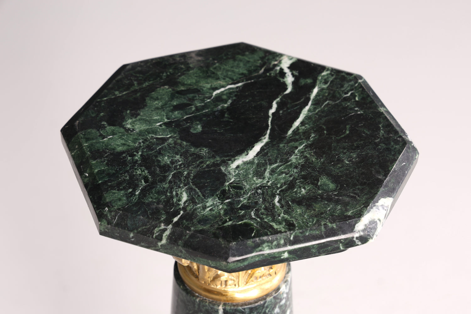 Magnifique colonne de style baroque, colonne fleurie en marbre style Louis XV, socle et étagère en pierre naturelle