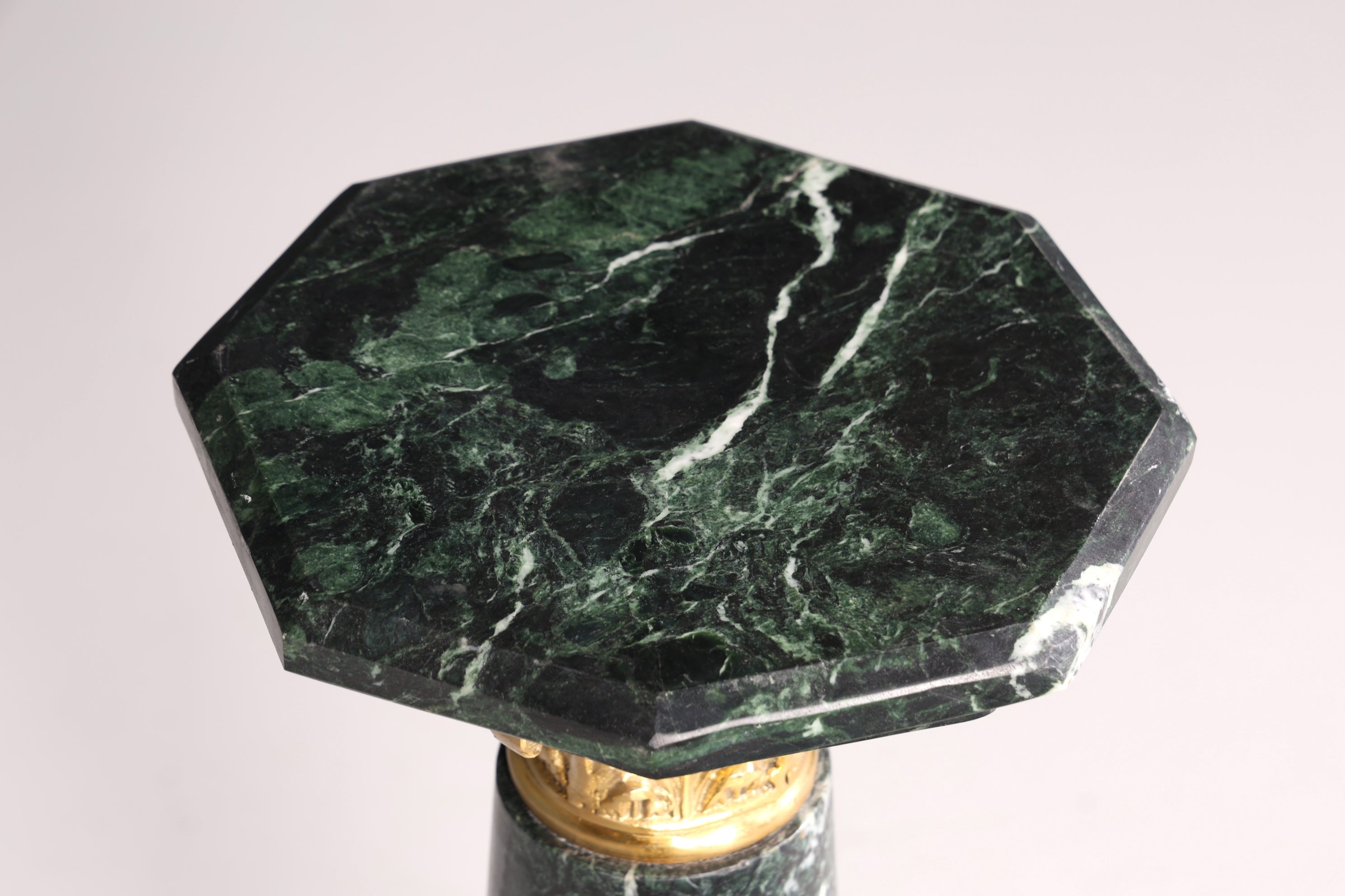 Magnifique colonne de style baroque, colonne fleurie en marbre style Louis XV, socle et étagère en pierre naturelle