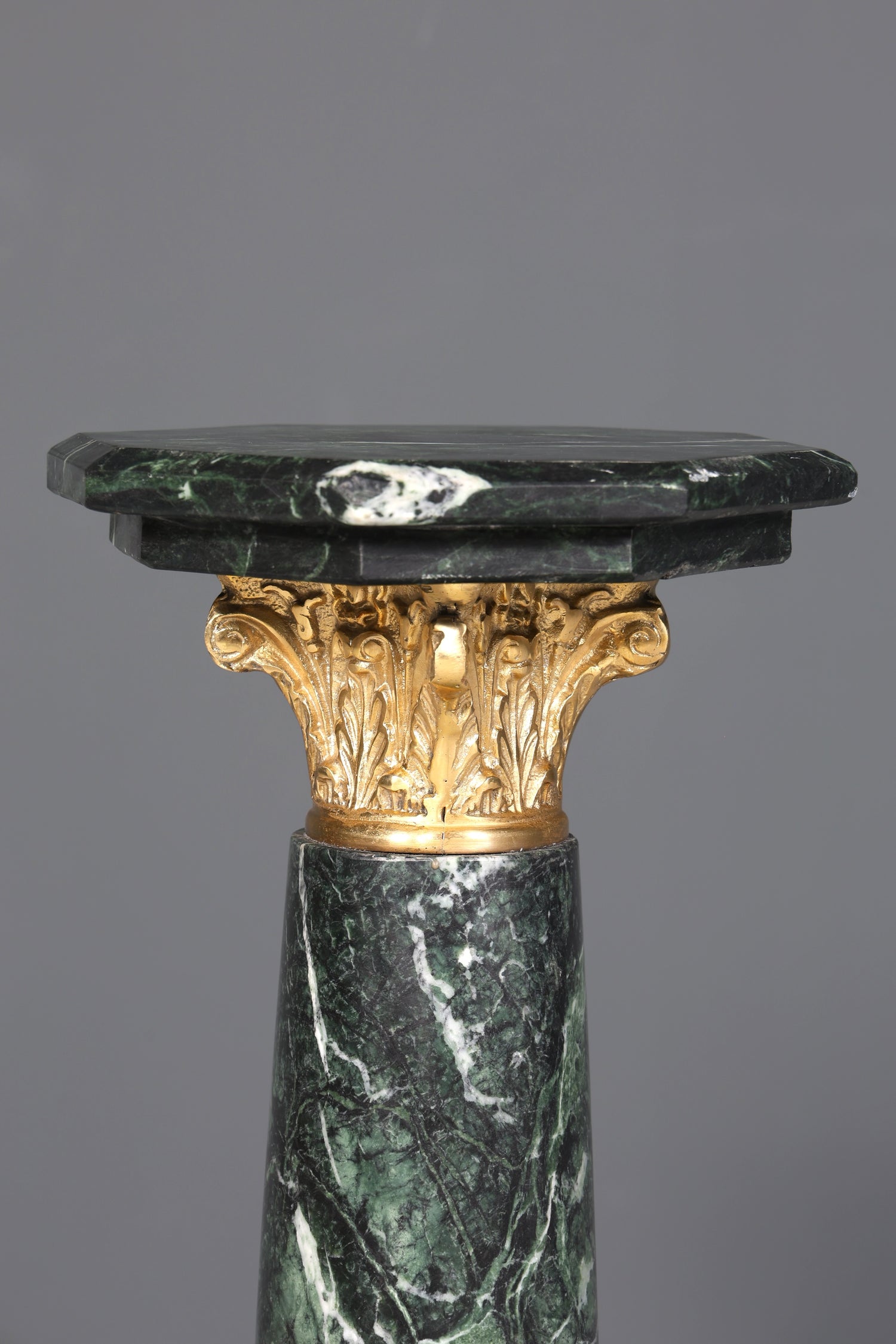 Magnifique colonne de style baroque, colonne fleurie en marbre style Louis XV, socle et étagère en pierre naturelle