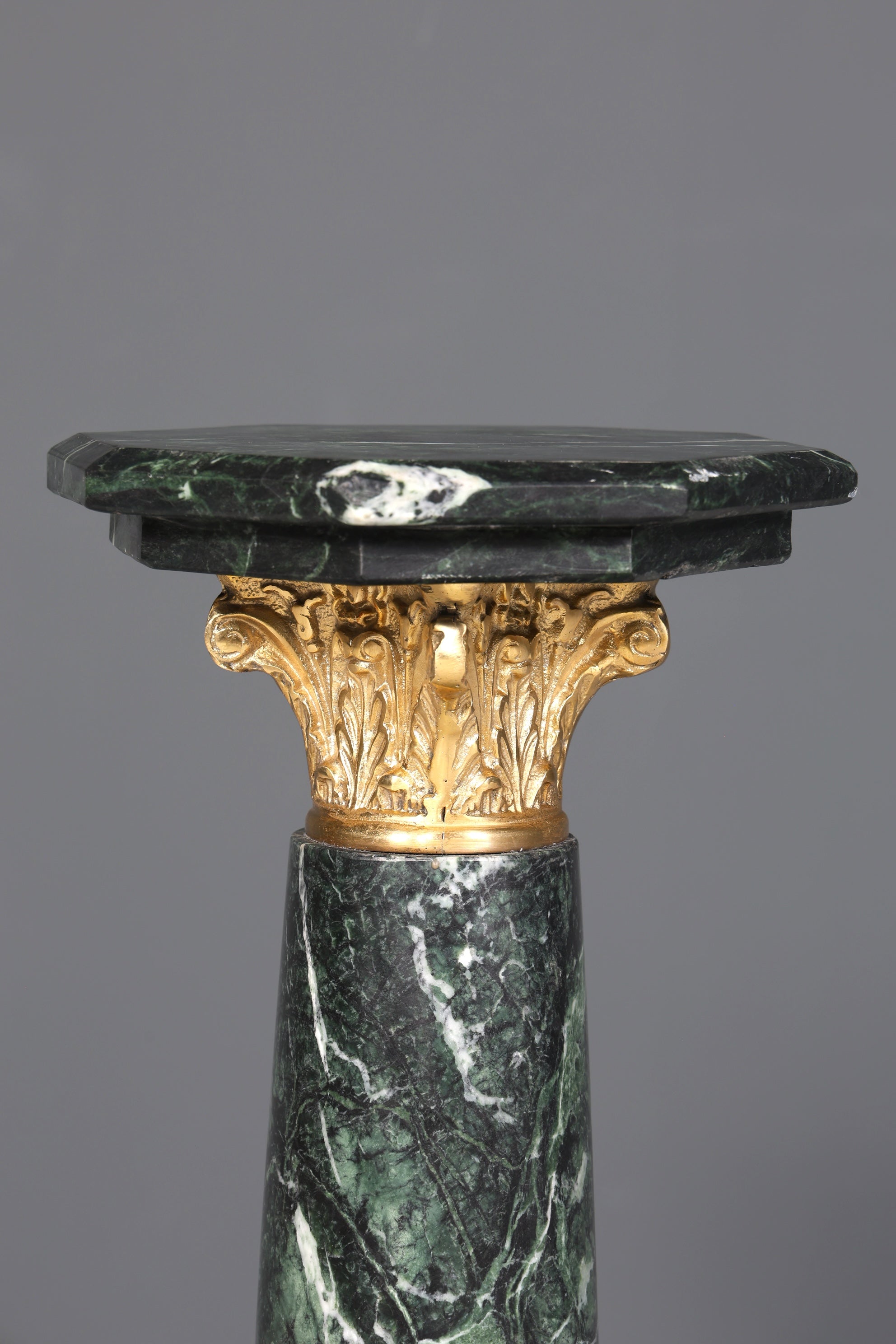 Magnifique colonne de style baroque, colonne fleurie en marbre style Louis XV, socle et étagère en pierre naturelle