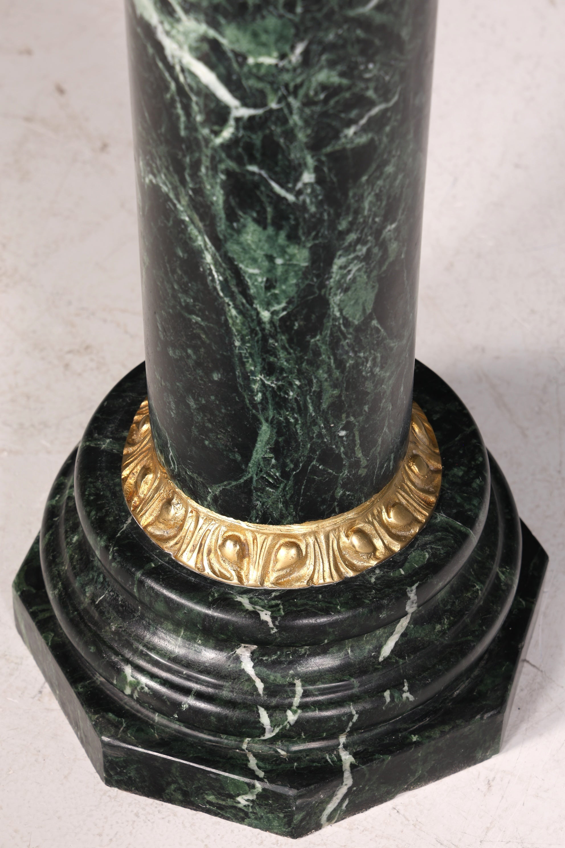 Magnifique colonne de style baroque, colonne fleurie en marbre style Louis XV, socle et étagère en pierre naturelle