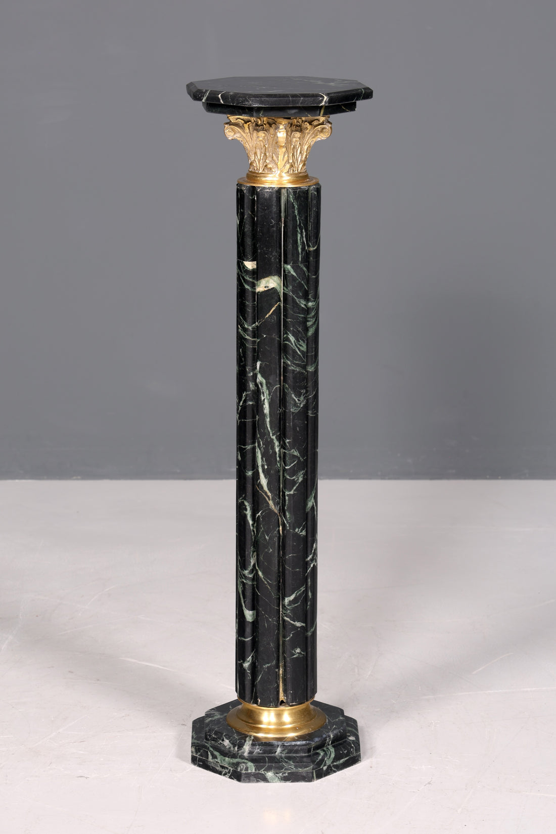 Magnifique colonne de style baroque, colonne fleurie en marbre Louis XV, socle en pierre naturelle verte