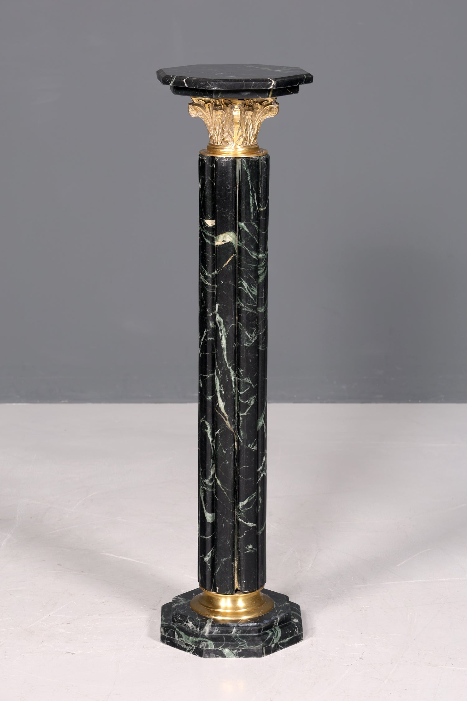 Magnifique colonne de style baroque, colonne fleurie en marbre Louis XV, socle en pierre naturelle verte