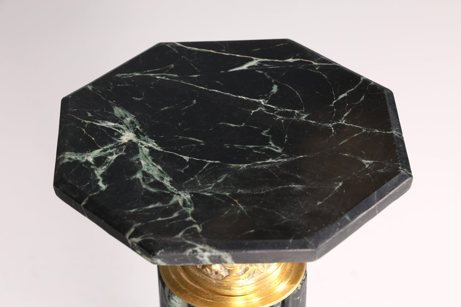 Magnifique colonne de style baroque, colonne fleurie en marbre Louis XV, socle en pierre naturelle verte