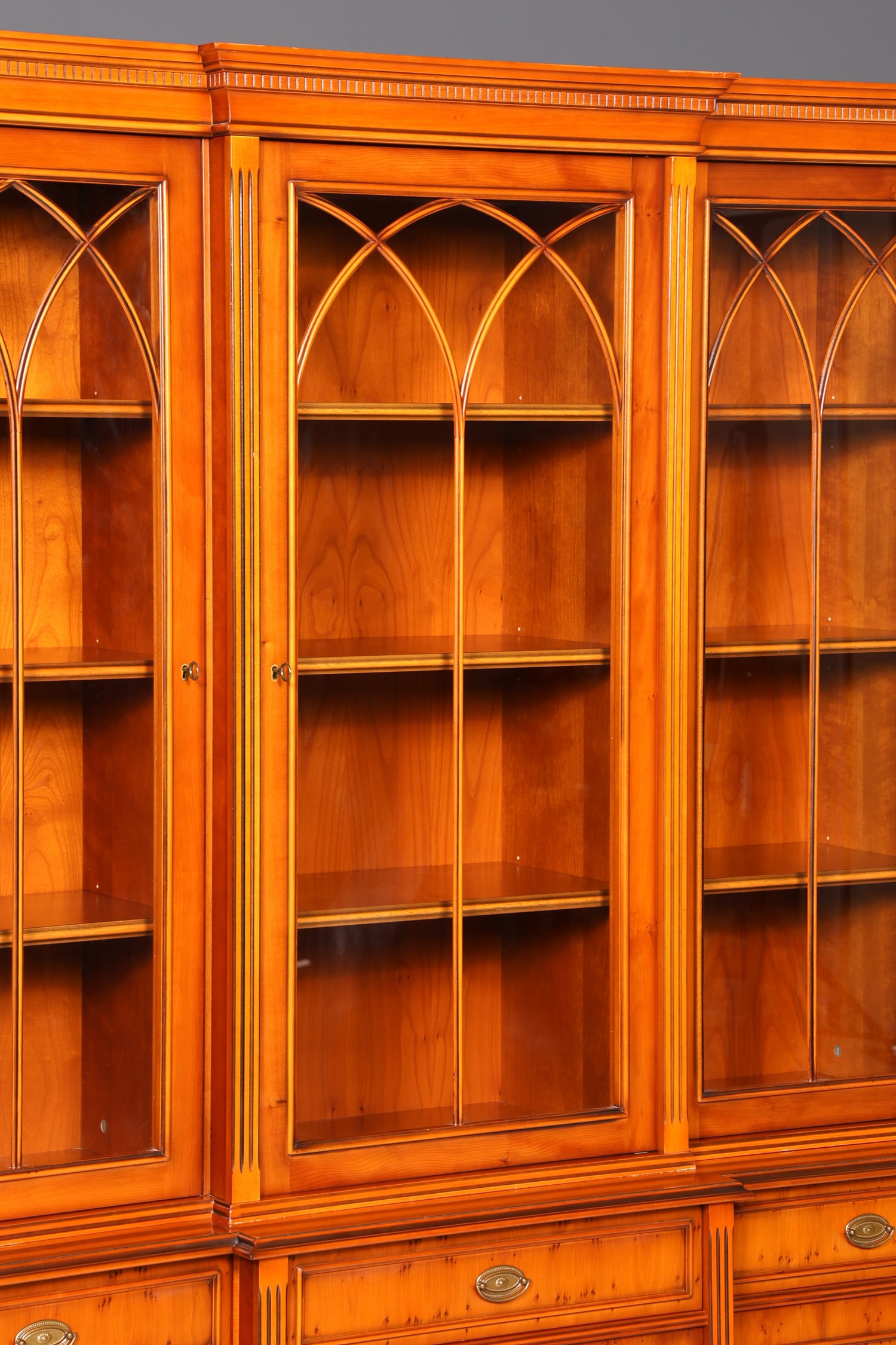 Beeindruckender Englischer Bücherschrank Eibe Vitrine Bibliothek Bücherregal Glasvitrine Buffet Vintage
