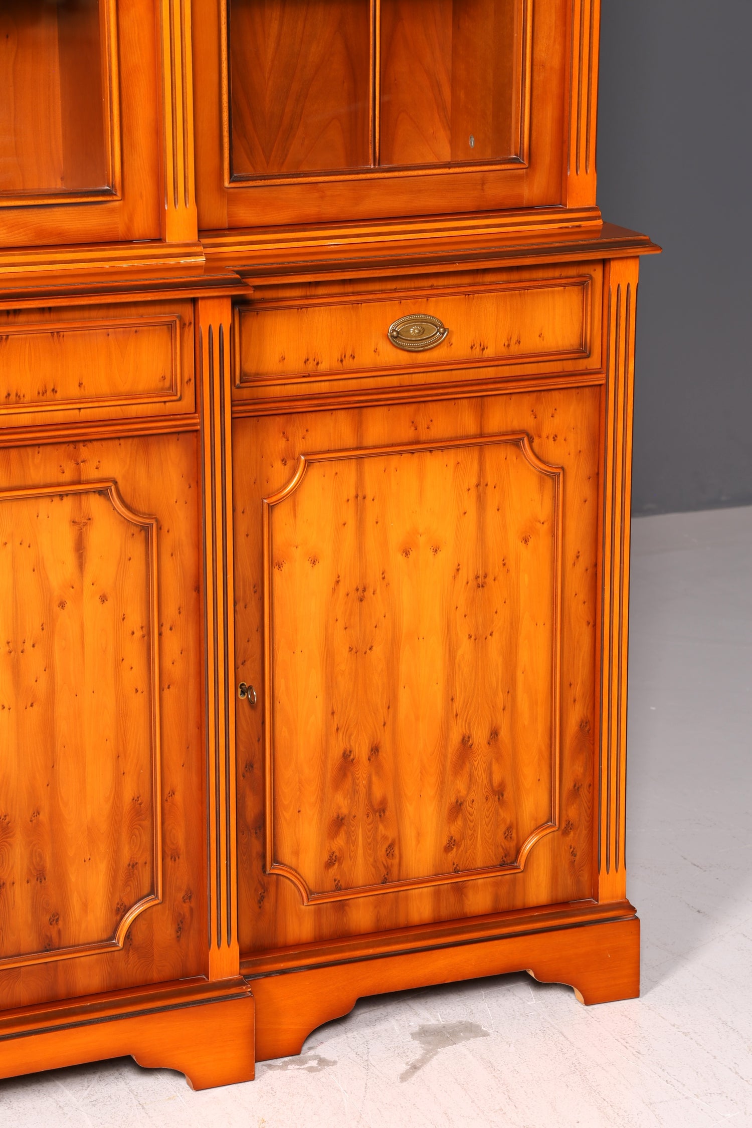 Beeindruckender Englischer Bücherschrank Eibe Vitrine Bibliothek Bücherregal Glasvitrine Buffet Vintage