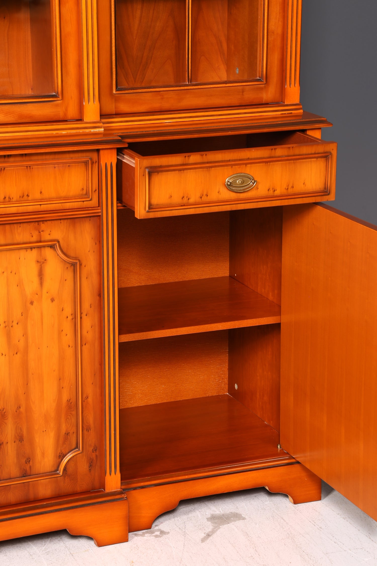 Beeindruckender Englischer Bücherschrank Eibe Vitrine Bibliothek Bücherregal Glasvitrine Buffet Vintage