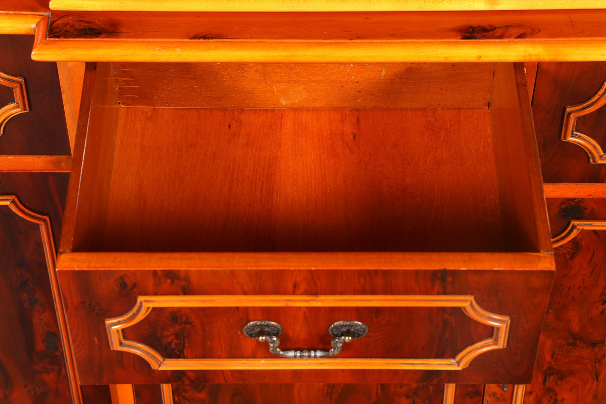 Beeindruckender Englischer Bücherschrank Eibe Vitrine Bibliothek Bücherregal Glasvitrine Buffet Chippendale Vintage
