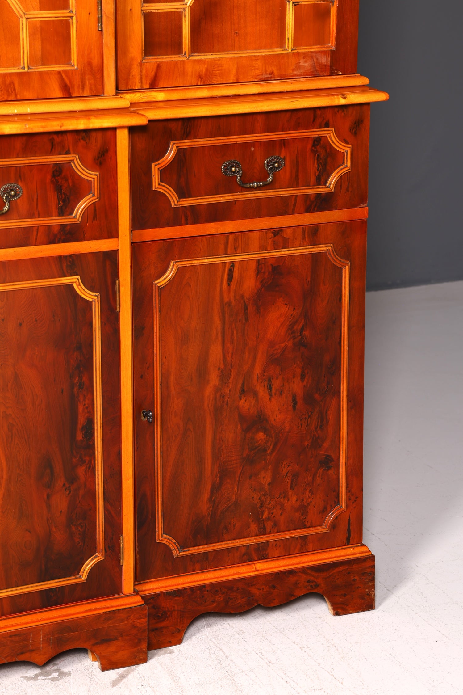 Beeindruckender Englischer Bücherschrank Eibe Vitrine Bibliothek Bücherregal Glasvitrine Buffet Chippendale Vintage