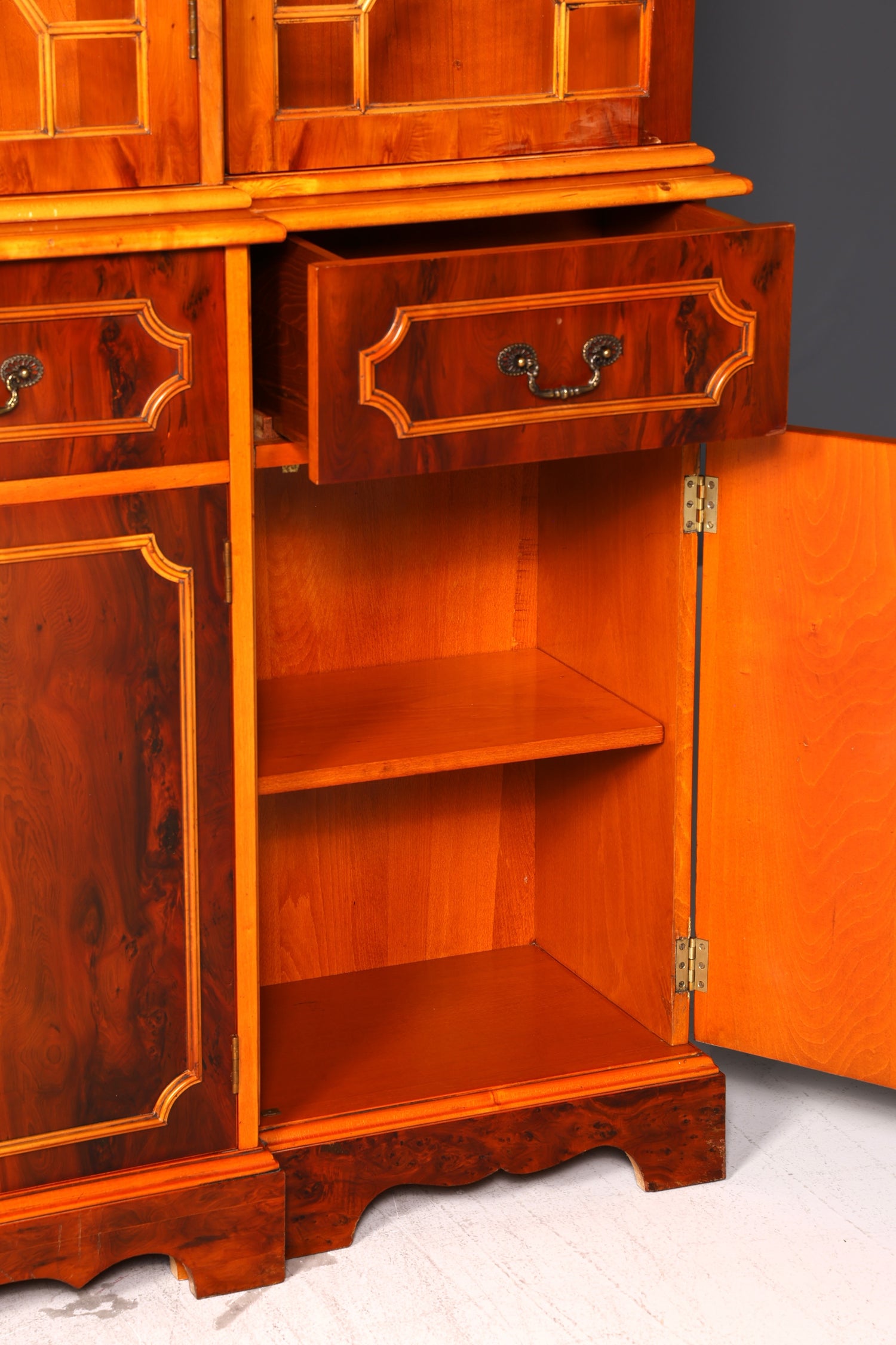 Beeindruckender Englischer Bücherschrank Eibe Vitrine Bibliothek Bücherregal Glasvitrine Buffet Chippendale Vintage