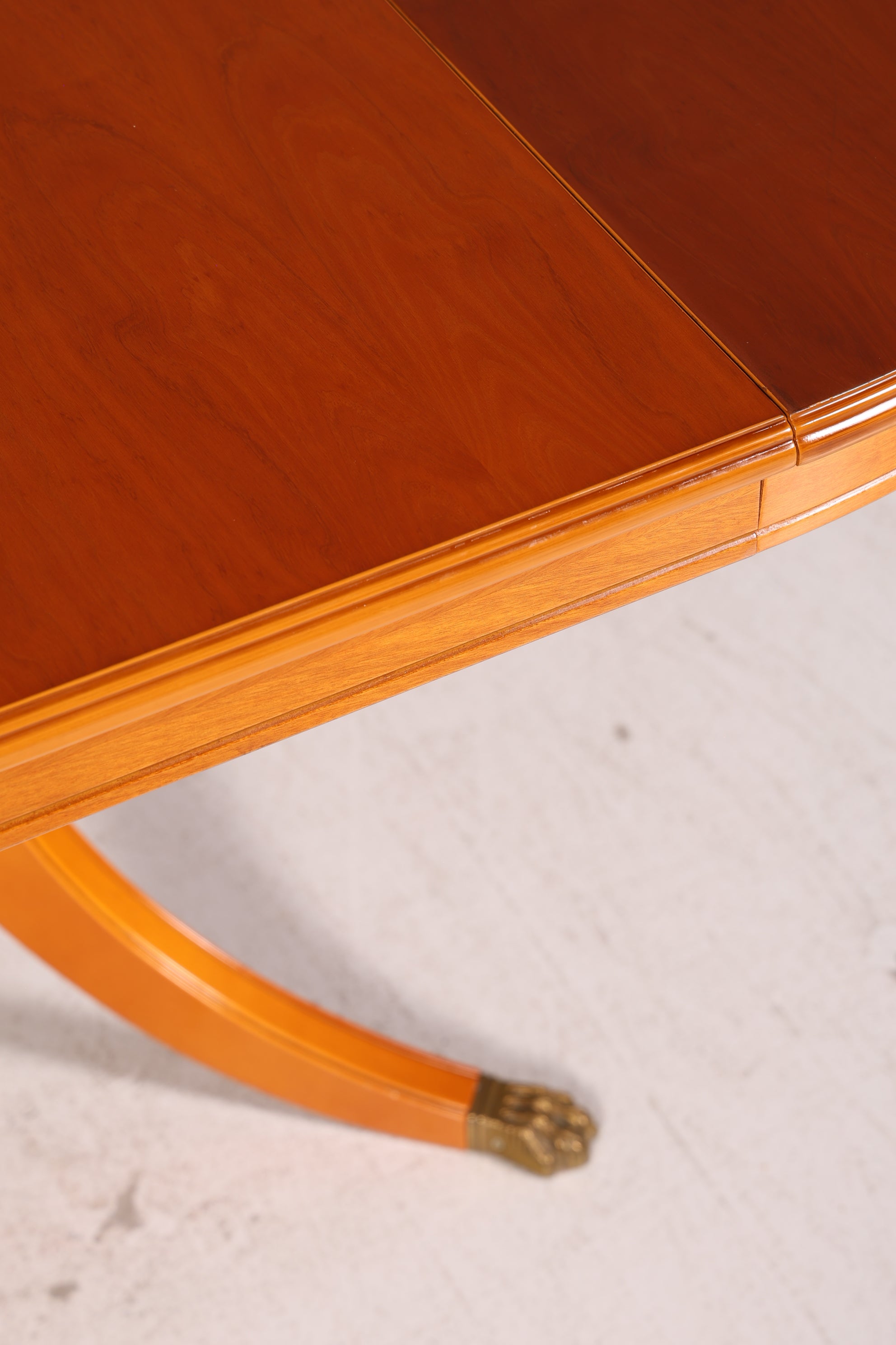 Beautiful English extendable round dining table antique style 60s kitchen table yew
