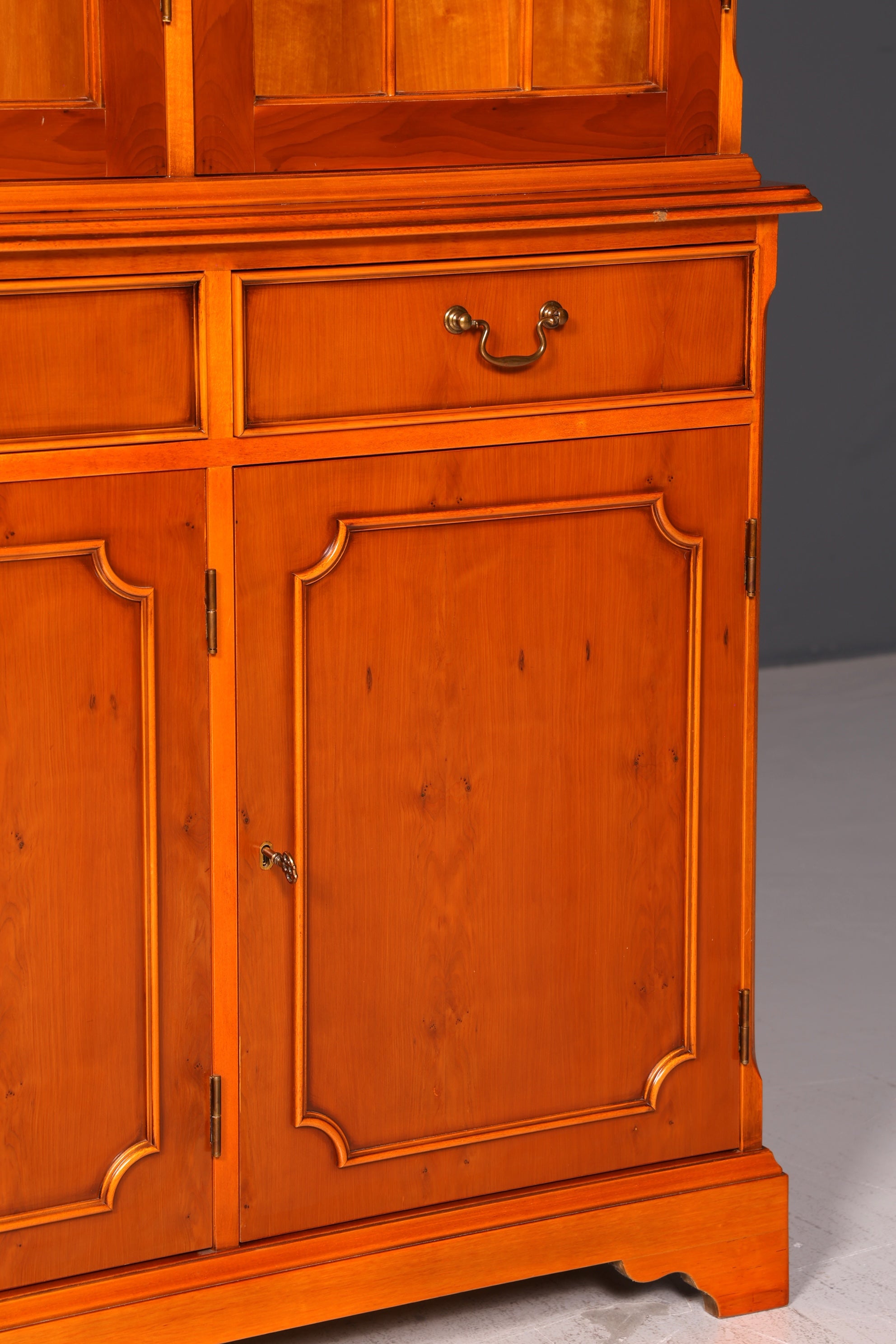 Englische Vitrine Eibe – Bild 12