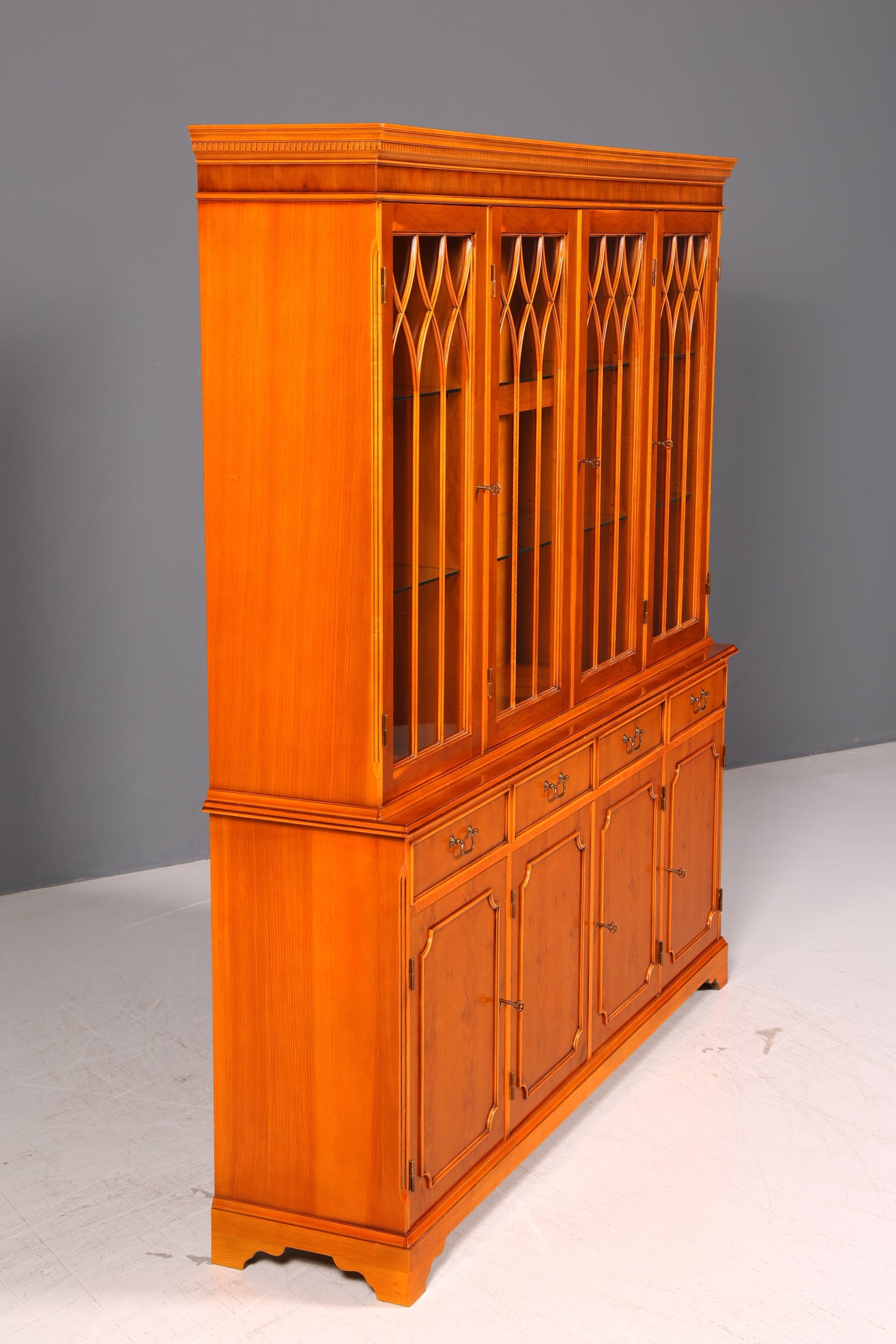 Englische Vitrine Eibe – Bild 8