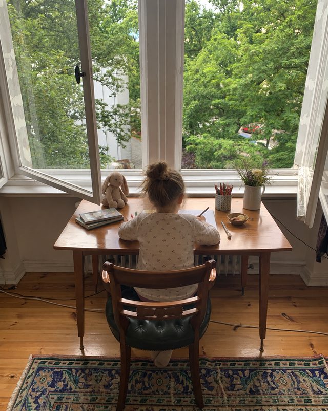 Bureau avec chaise en cuir vert près d’une fenêtre