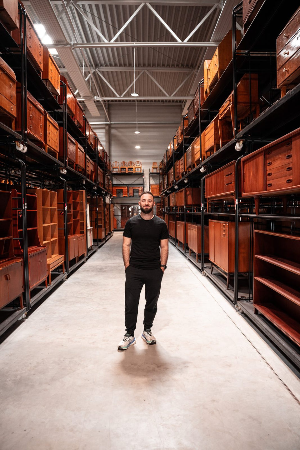 Volkan Yarar dans le showroom de Hauptstadt Möblerei