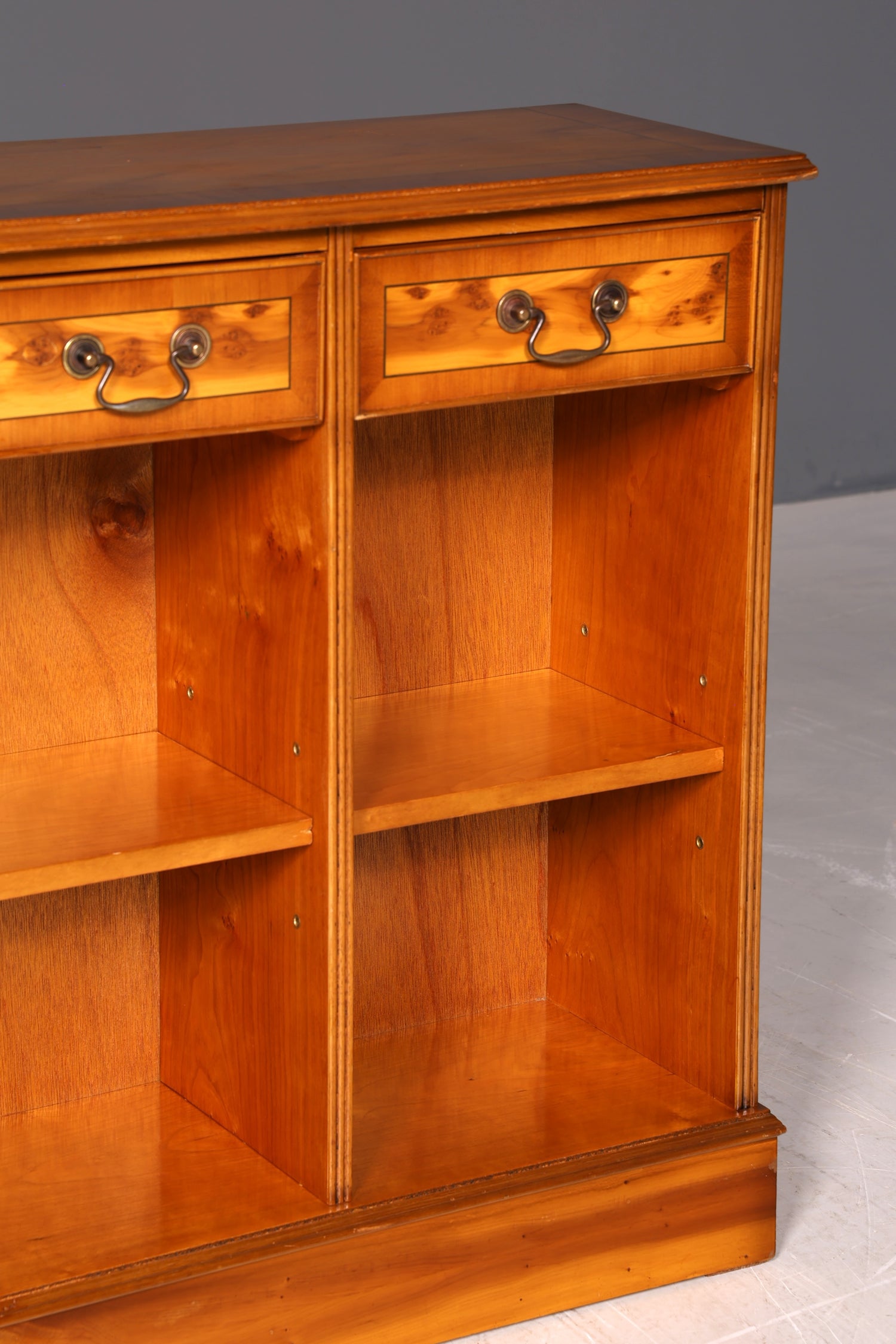 Wunderschönes Englisches Bücherregal Eibe Antik Regal Bookshelf Sideboard Buchablage 60s