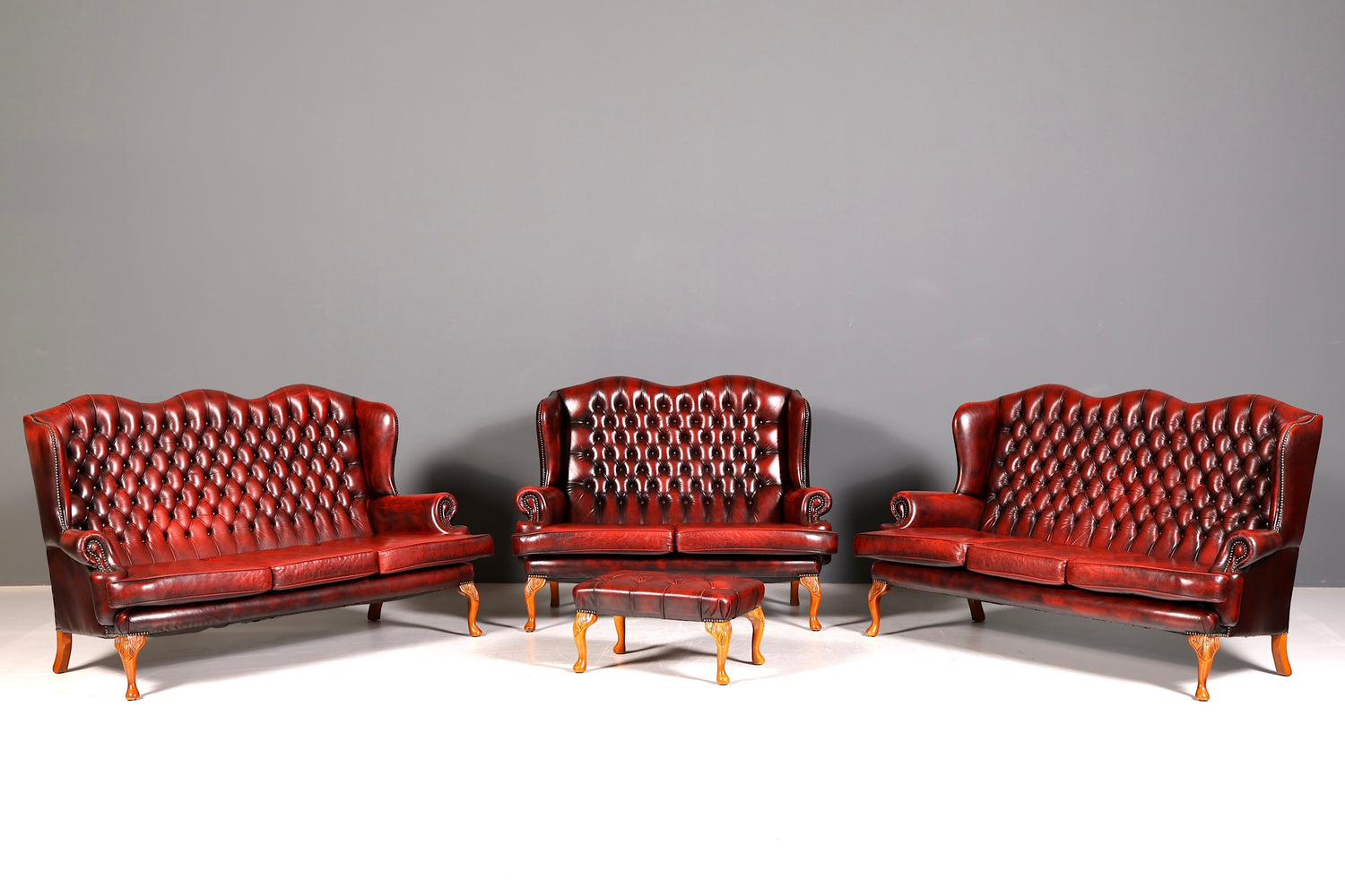 Wunderschönes Original Chesterfield Queen Anne Sofa 2-Sitzer Sofa Englische Leder Couch England Polstersofa