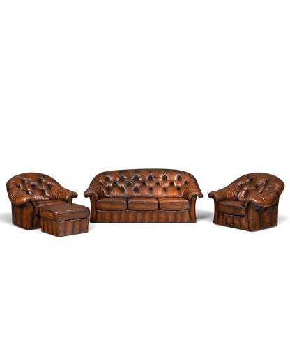 Hauptstadt Möblerei Chesterfield Ledersofa und zwei Sessel mit Hocker in braunem Echtleder und Knopfheftung
