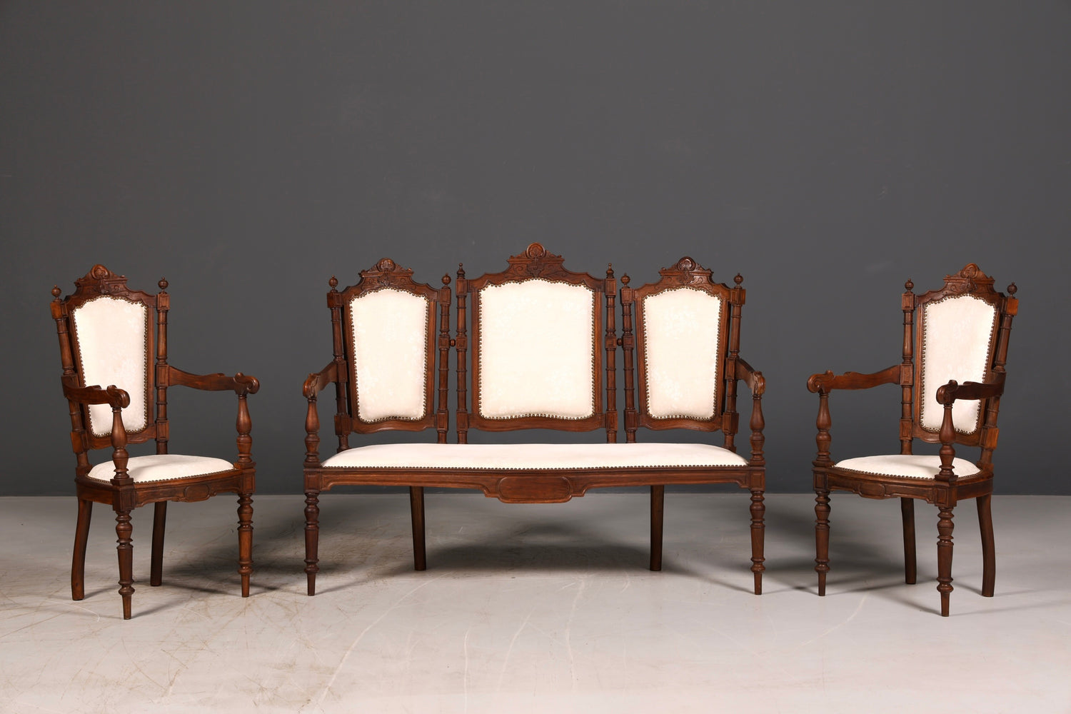 Élégante banquette néorenaissance, canapé ancien de l’époque Gründerzeit, banquette rembourrée, banquette de salon