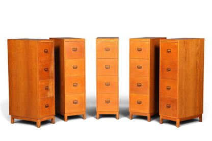 Hauptstadt Möblerei Mid Century Aktenschrank aus massivem Holz mit Schubladen im Bauhaus Design