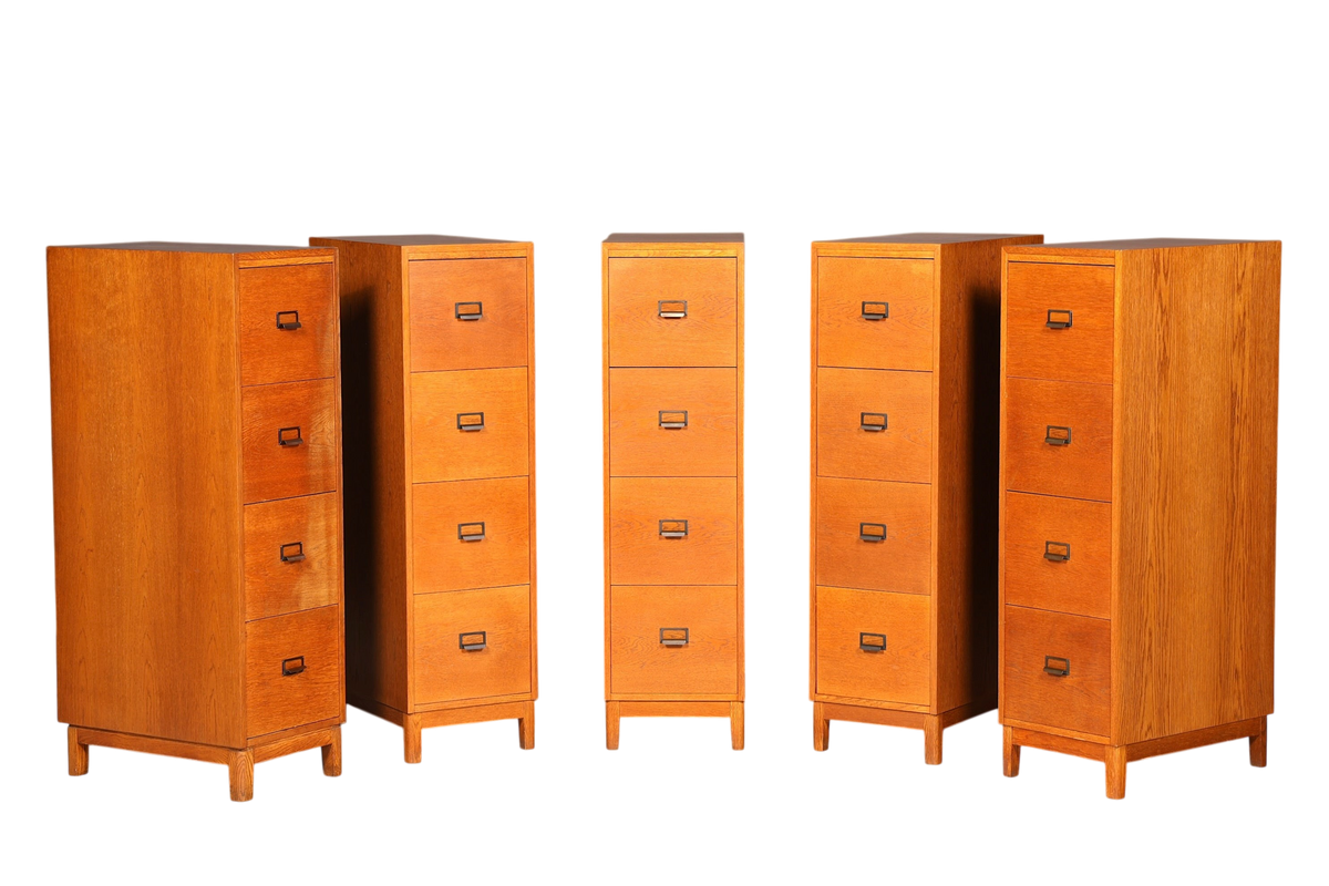 Hauptstadt Möblerei Mid Century Aktenschrank aus massivem Holz im Bauhaus Stil mit vier Schubladen in einer Reihe