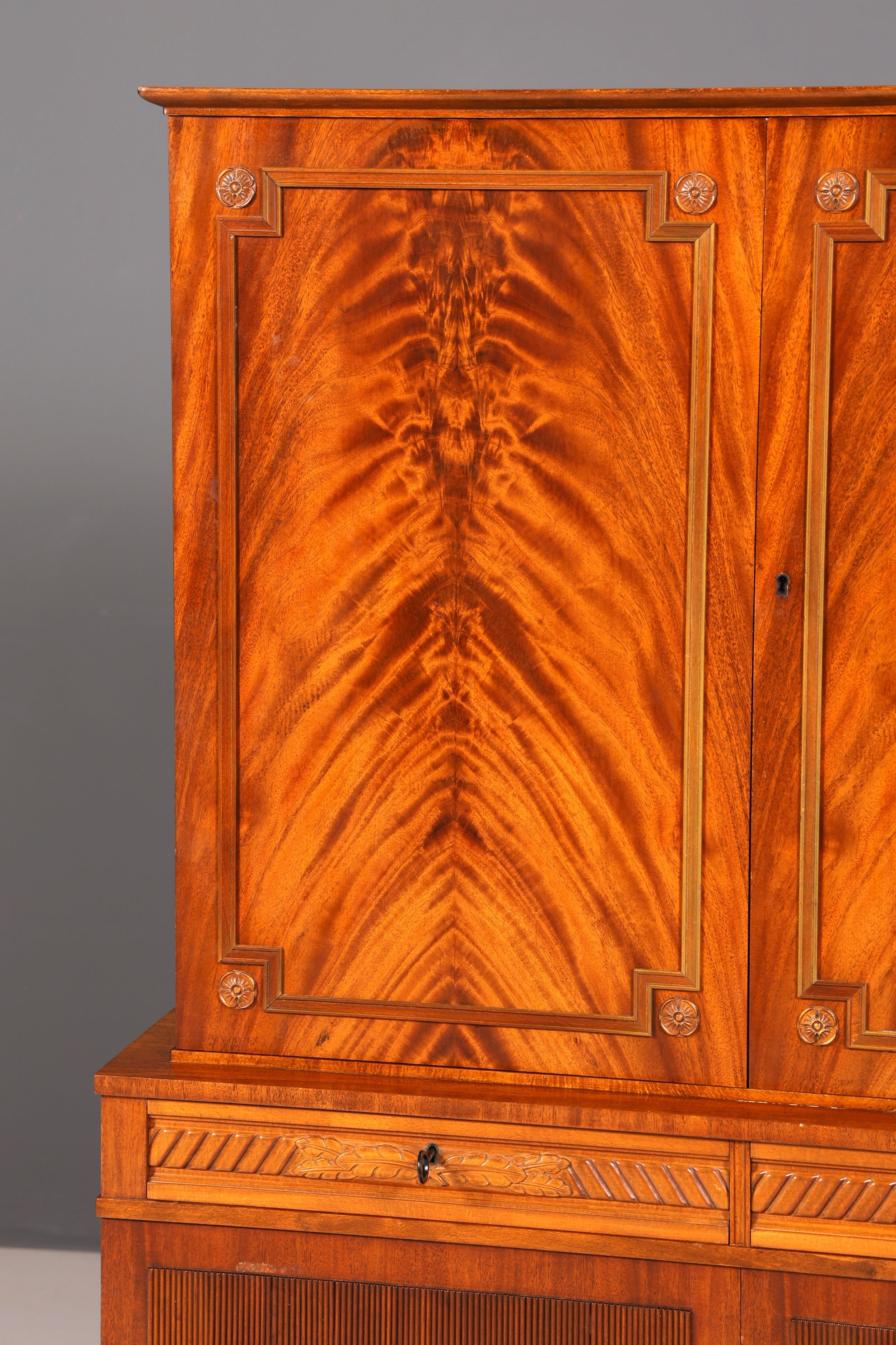 Wunderschöner Schrank im Gustavianischen Stil Vintage Kommode Highboard Regal Echt Holz Wäscheschrank Schlafzimmer
