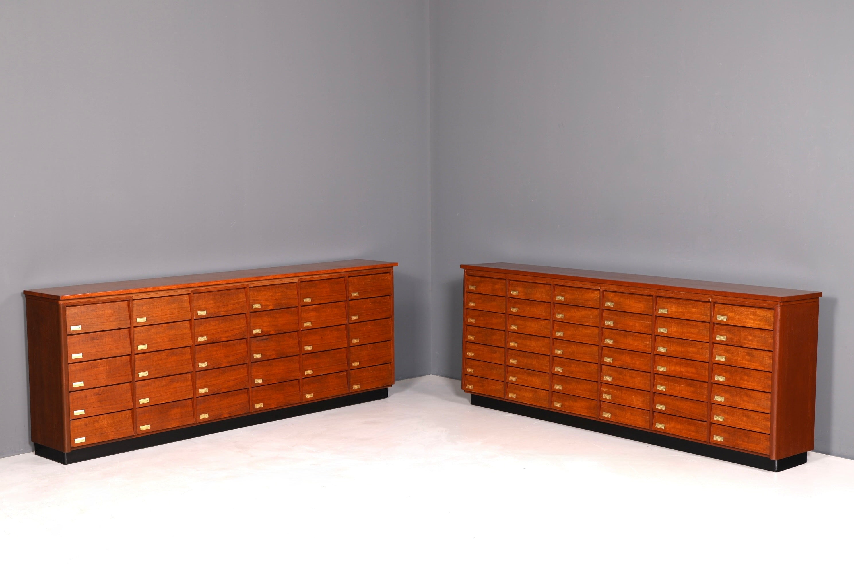 Magnifique commode rétro vintage Bauhaus de style milieu du siècle, format XXL (2/2).