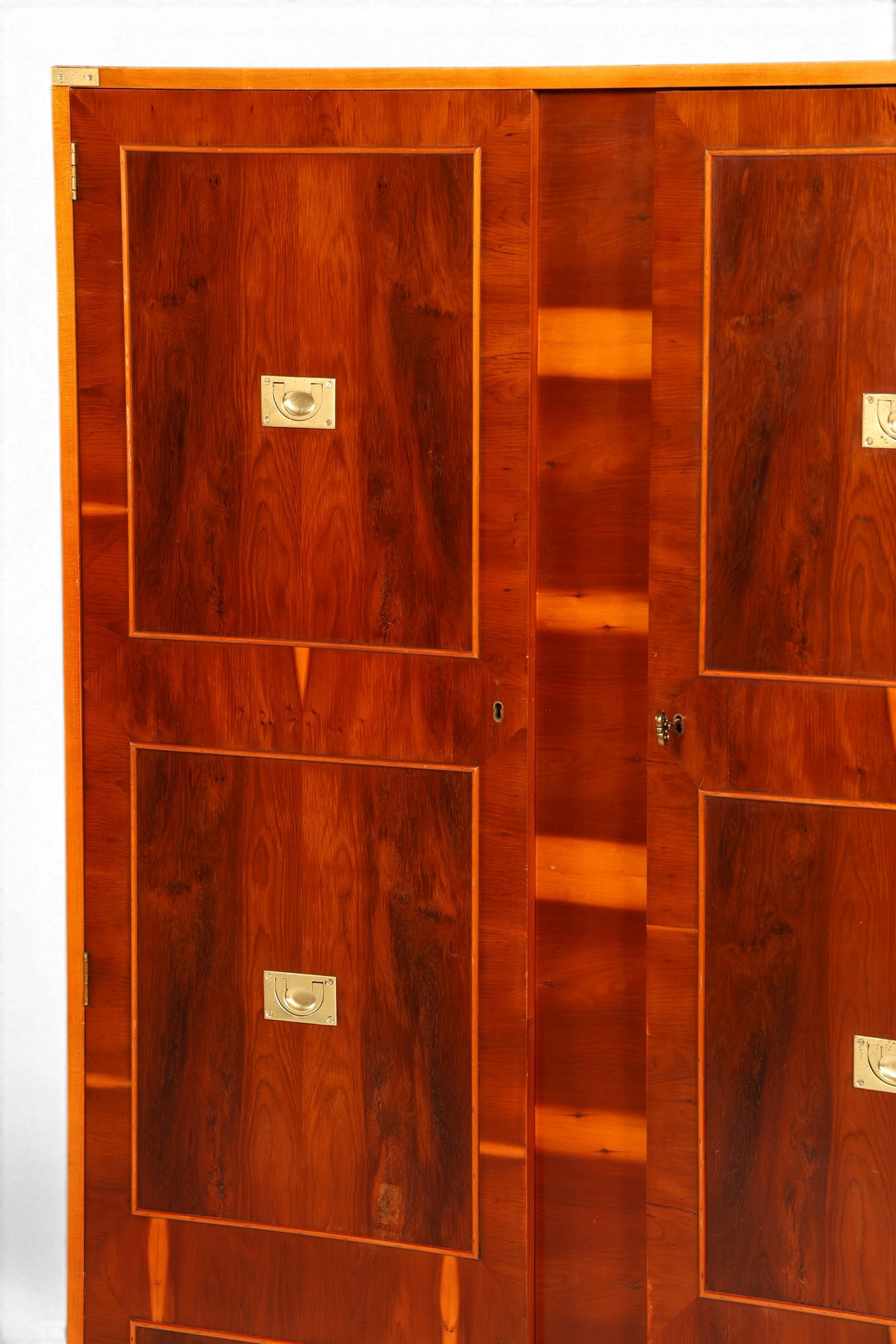 Hauptstadt Möblerei maritimer Schrank aus Eibenholz im Military-Chest-Stil mit versenkten Messinggriffen
