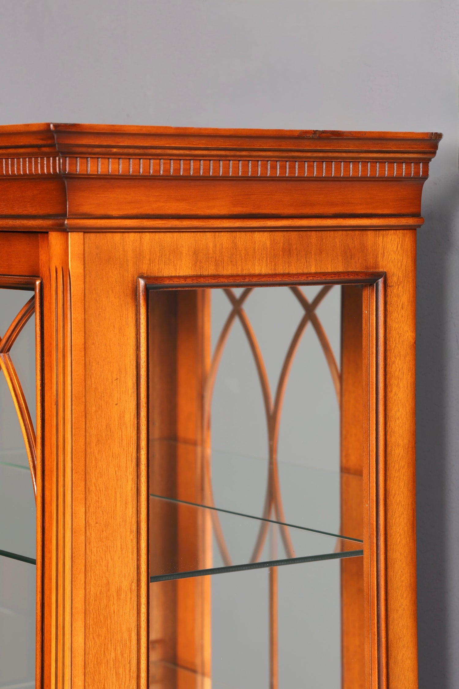 Wunderschöne Englische Vitrine Eibe Bücherschrank Buffet Antik Stil Glasvitrine