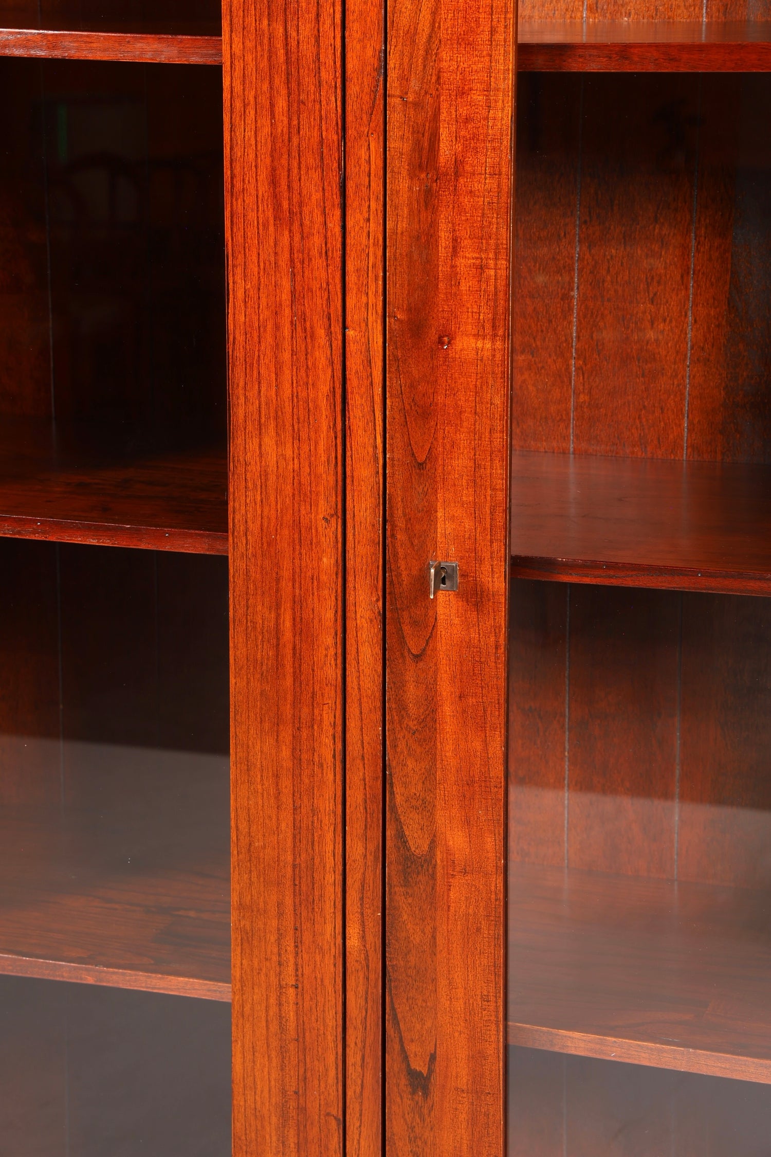 Wunderschöne Vitrine im englischen Stil Englische Bücherschrank Antik Stil Glasvitrine Buffet Holz Schrank
