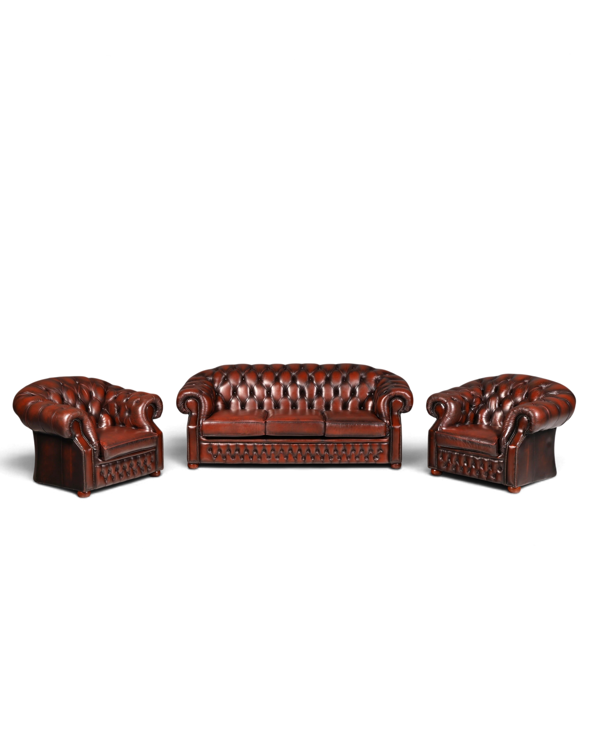 Hauptstadt Möblerei Chesterfield Centurion Ledersofa und zwei Sessel in antikem Braun mit klassischer Knopfheftung